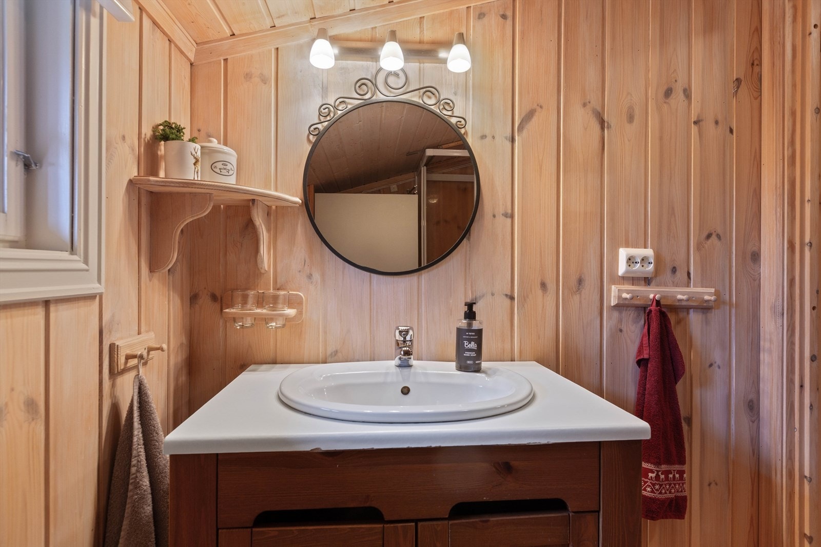 På det lyse badet er det servantskap og frittstående dusjkabinett. Galleribilde