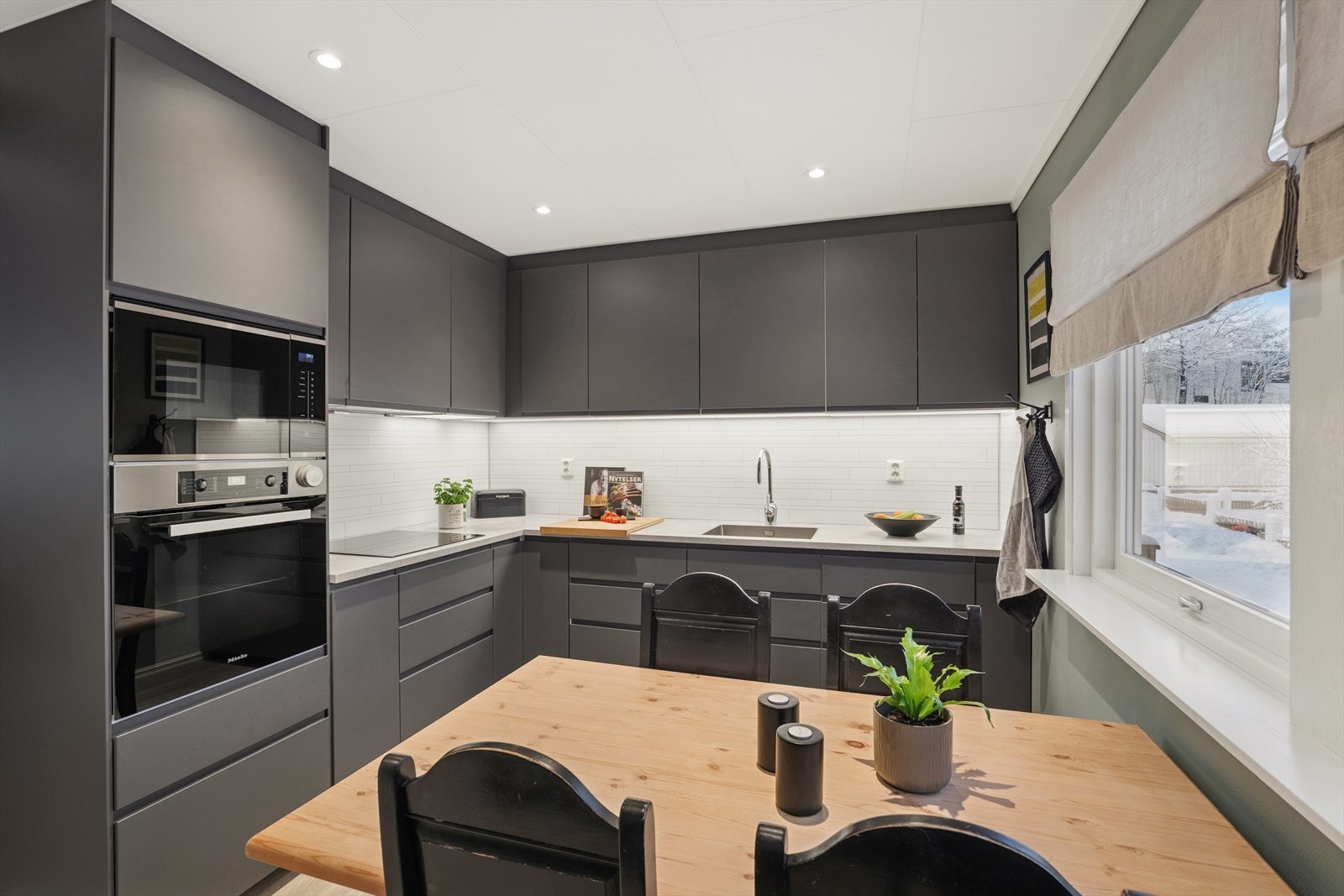 Her er det integrert stekeovn, mikro, oppvaskmaskin og platetopp. Galleribilde