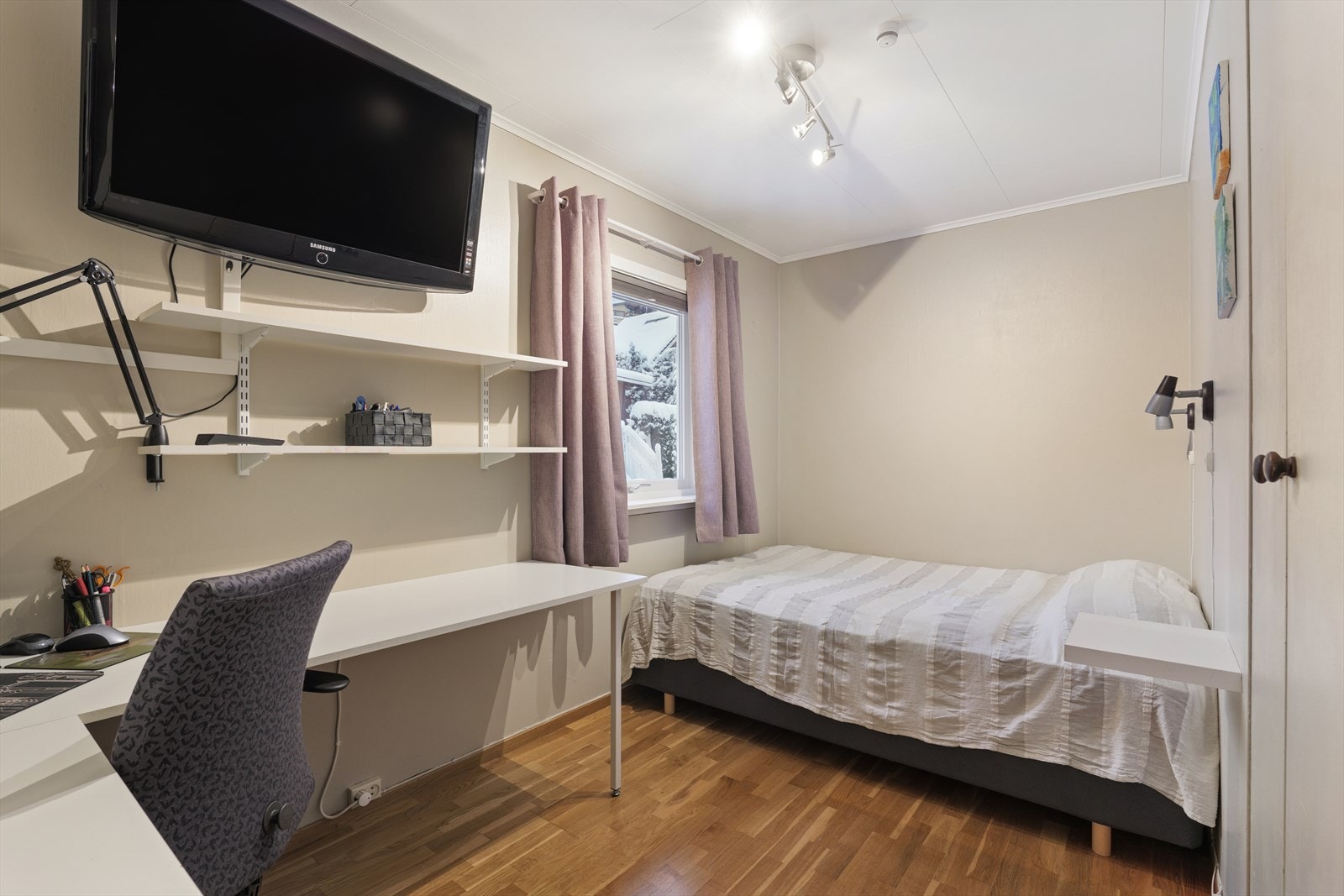 Soverom nummer 2 i hovedetasjen egner seg godt som både gjesterom og kontor. Galleribilde