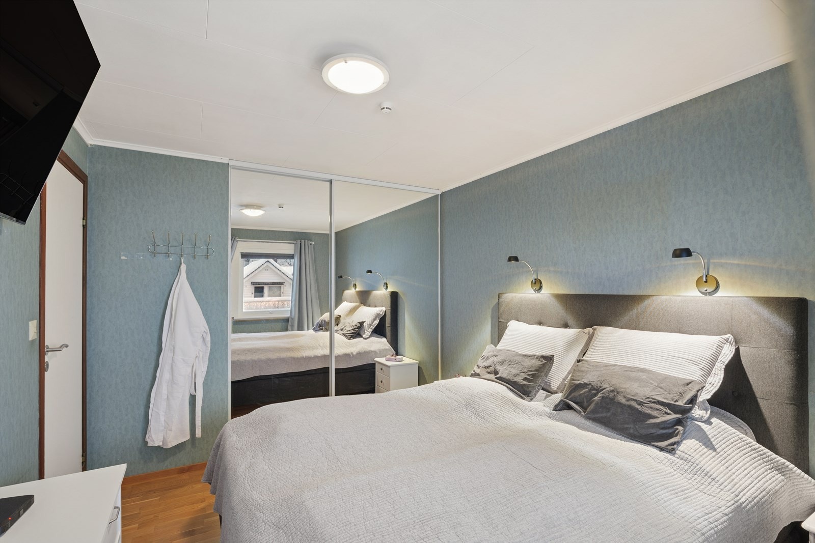 Her er det også skyvedørsgarderobe med speilfronter. Galleribilde