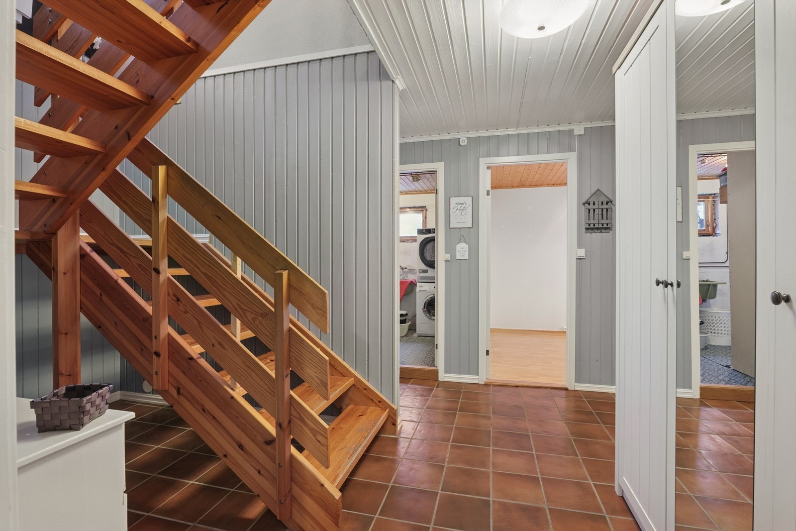 Sokkeletasjen har en fin planløsning med hall, vaskerom, bad, kjellerstue, soverom og boder. Galleribilde