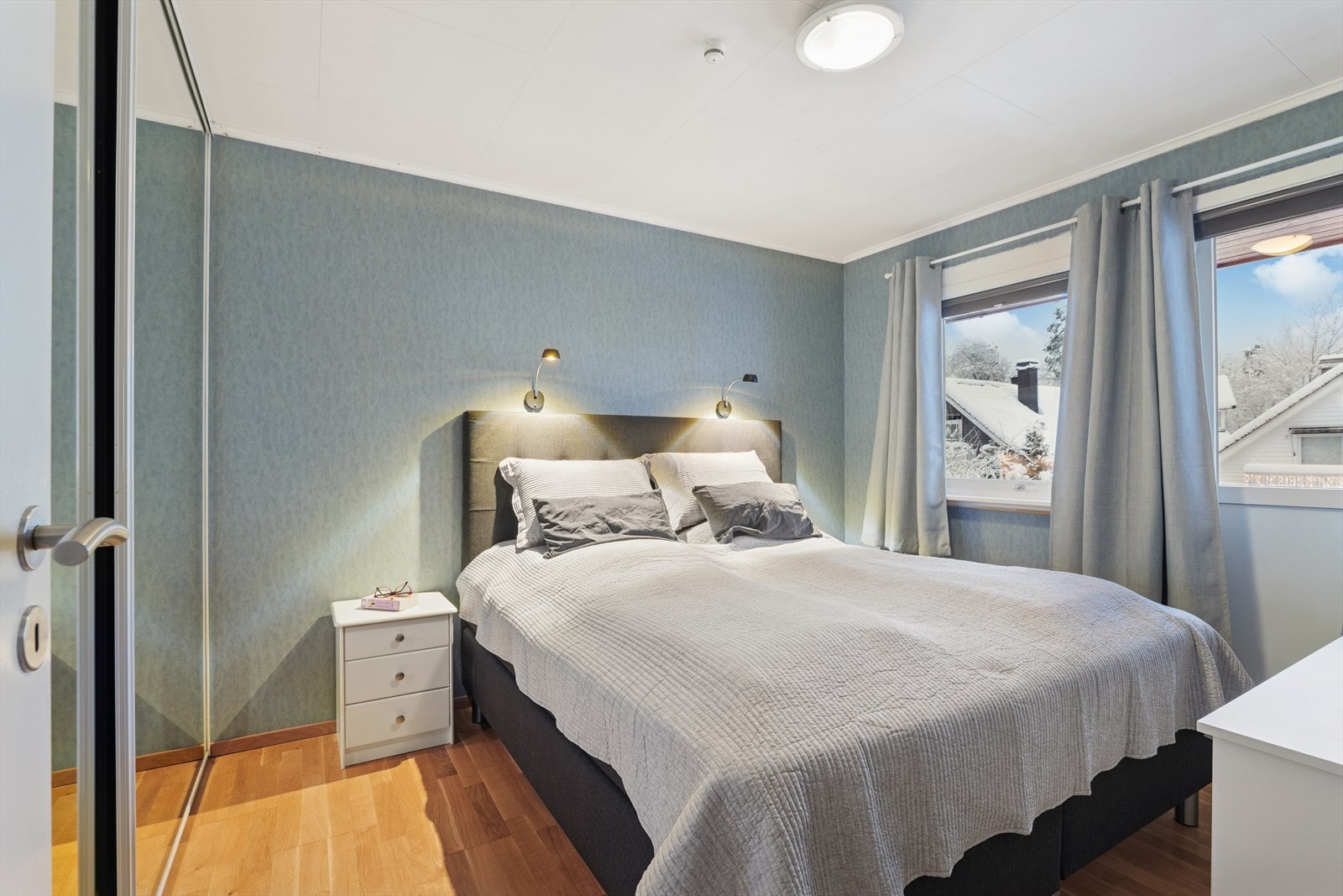 Hovedsoverommet i har god plass til dobbeltseng, og det er utgang til luftebalkong mot øst. Galleribilde