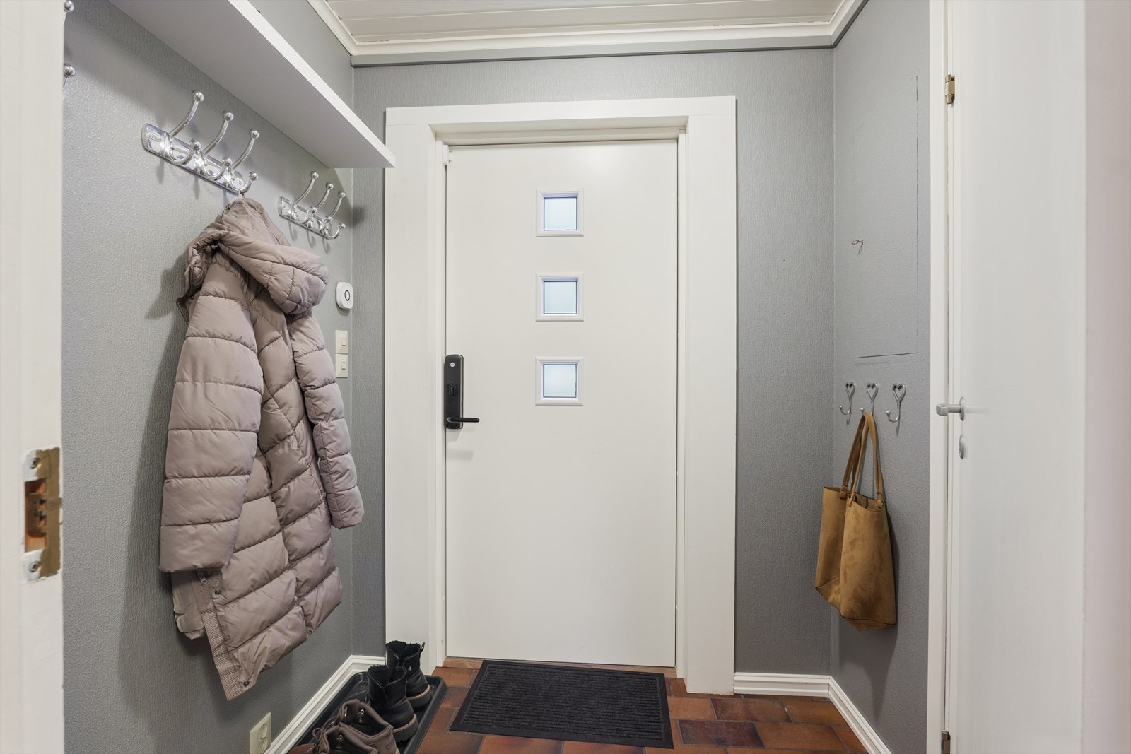 Flislagt entré med adkomst til klesbod. Galleribilde