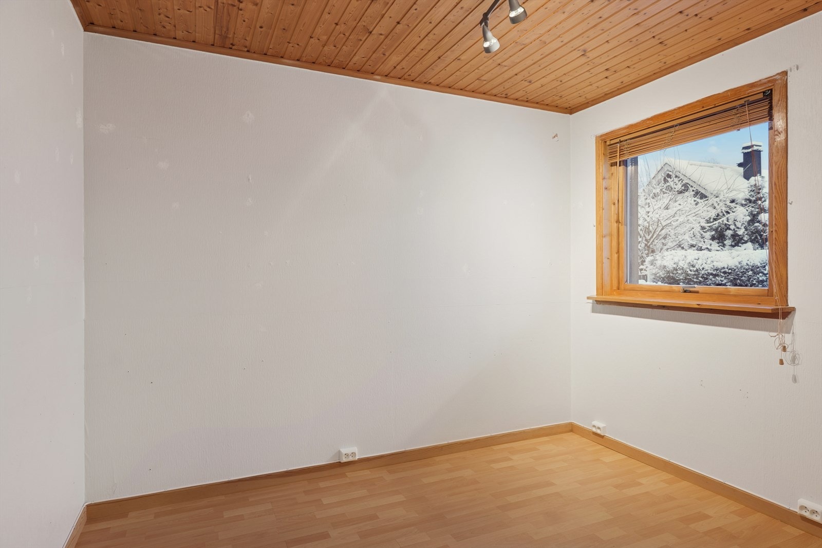 Soverommet i sokkeletasjen har behov for oppussing. Galleribilde