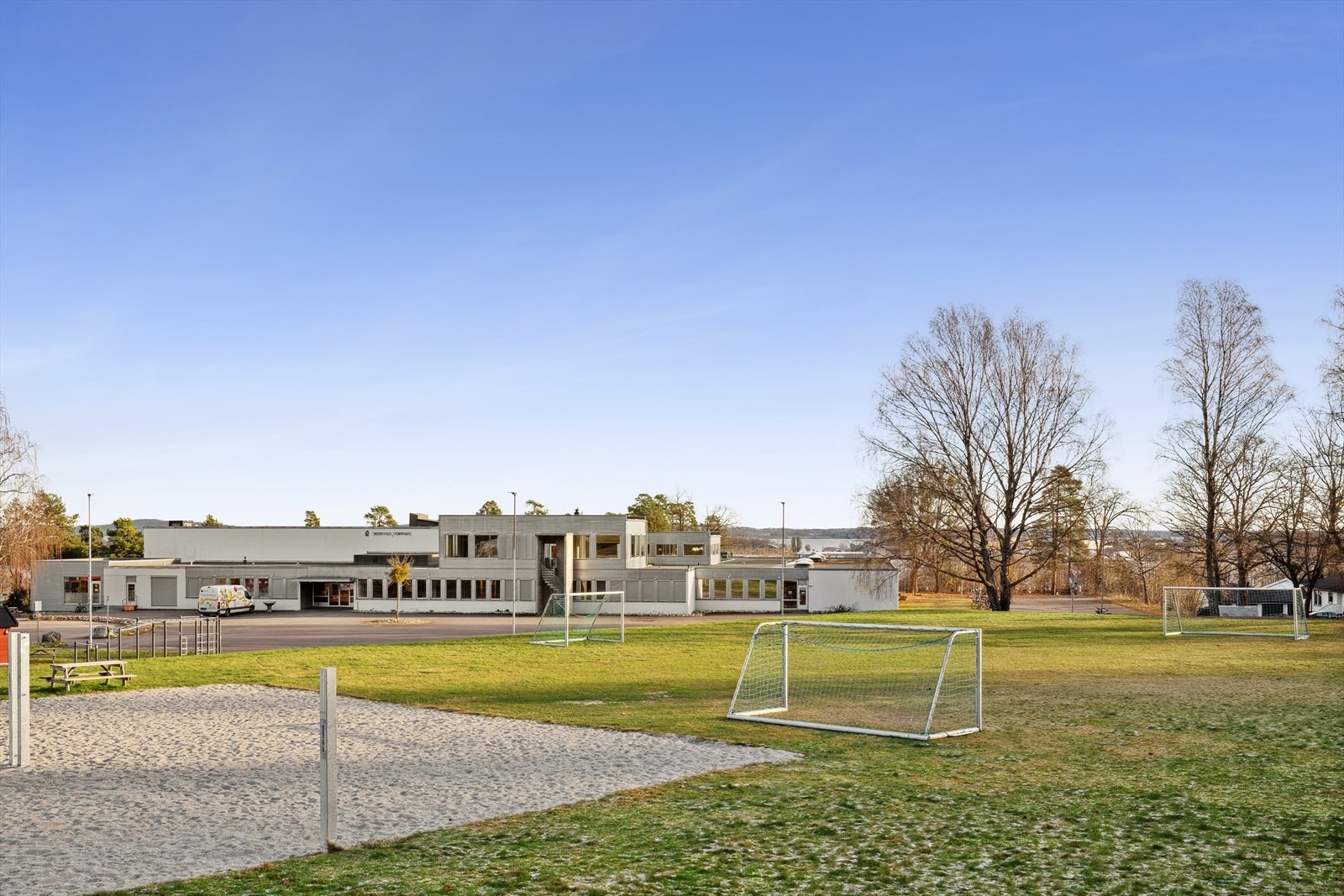 Eiendommen ligger få meter fra Orerønningen ungdomsskole (se mer informasjon i prospektet). Galleribilde