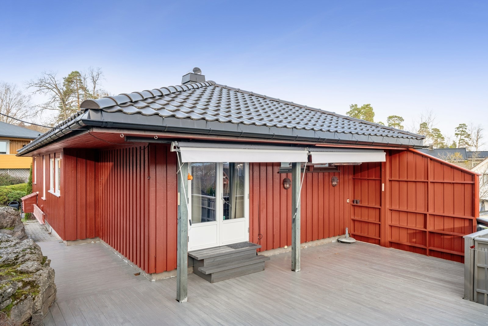 Boligen har stor og solrik terrasse mot sydvest med sol gjennom det meste av dagen. Galleribilde