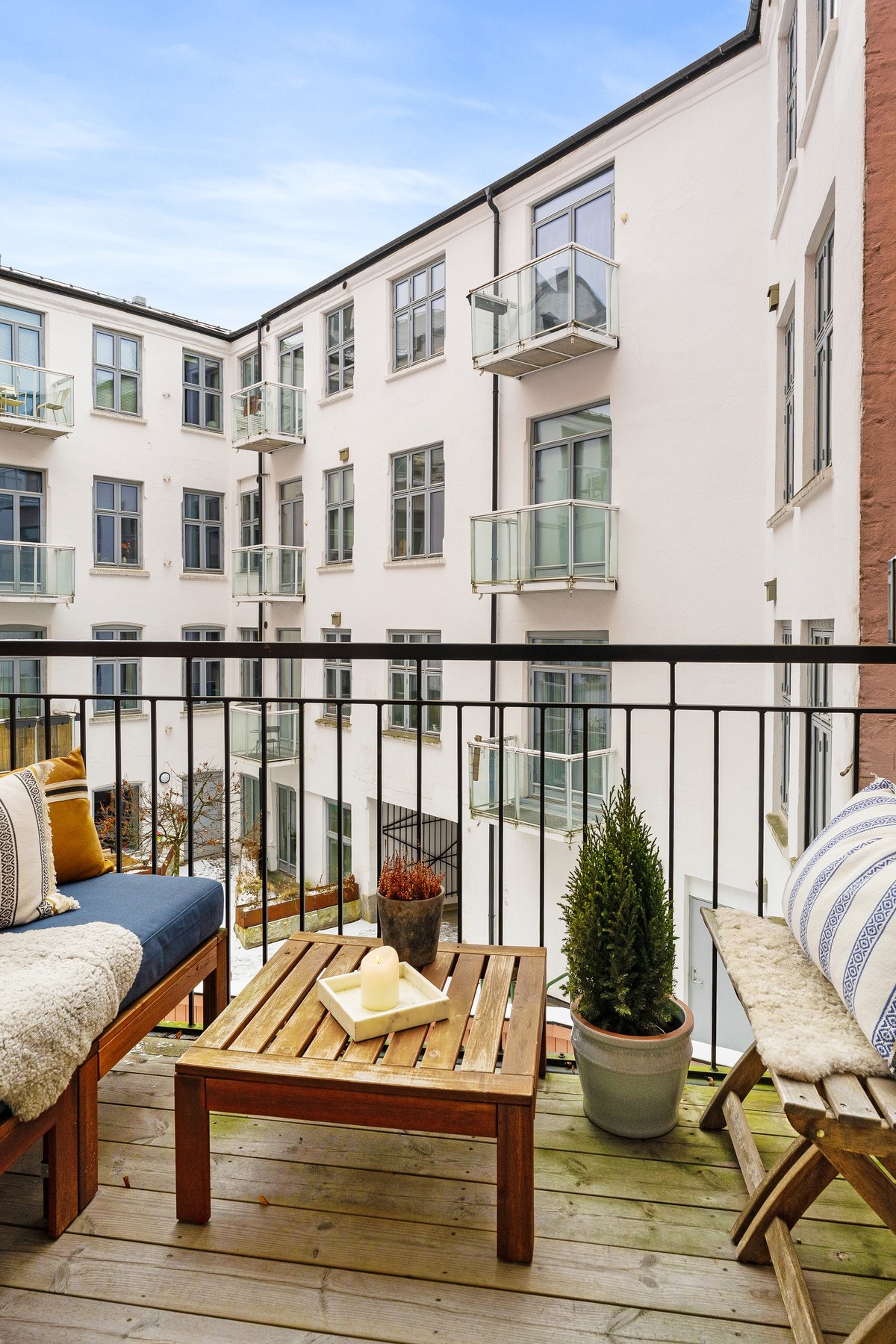 Balkongen fungerer som en fin forlengelse av kjøkkenet på sommerstid. Galleribilde