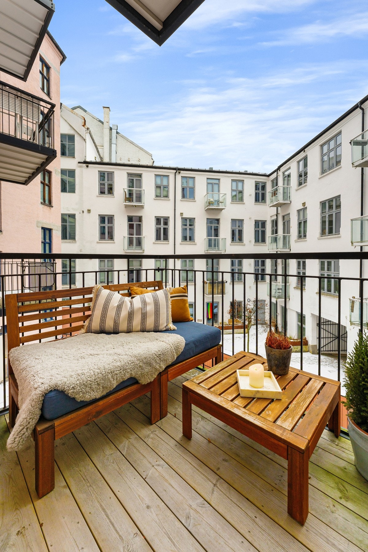 Her kan du enkelt nyte formidagssolen i rolige omgivelser mot den hyggelige bakgården. Galleribilde