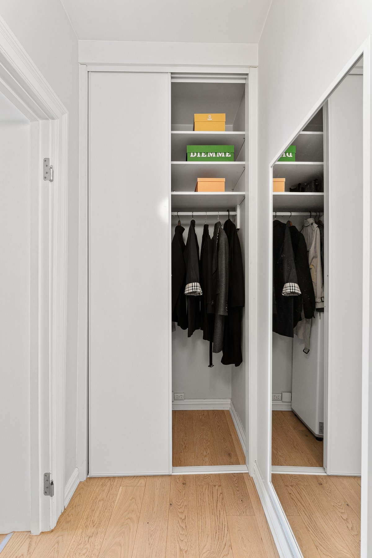 Skyvedørsgarderoben byr på rikelig med oppbevaringsplass. Galleribilde