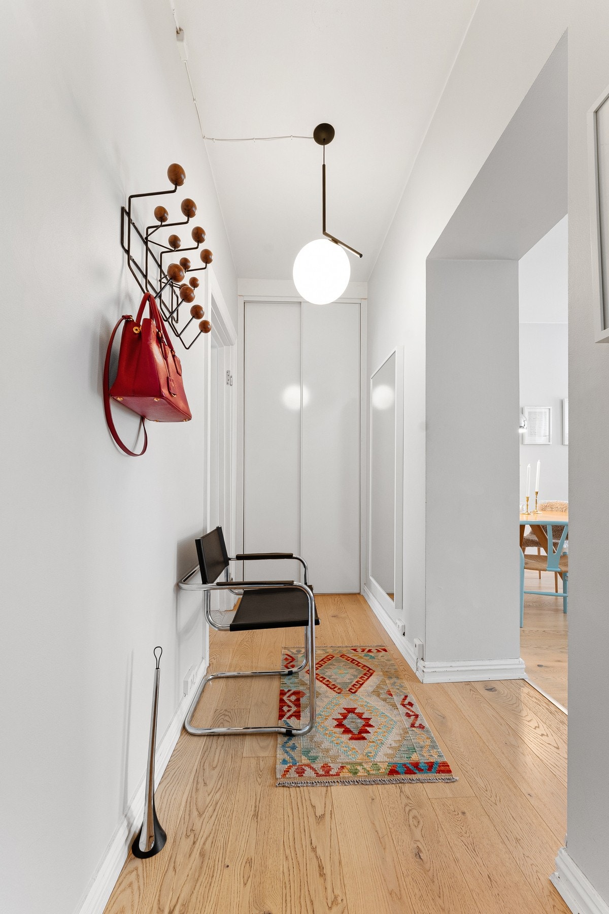 Den langstrakte entréen binder rommene fint sammen og skaper en naturlig flyt videre inn i boligen. Galleribilde