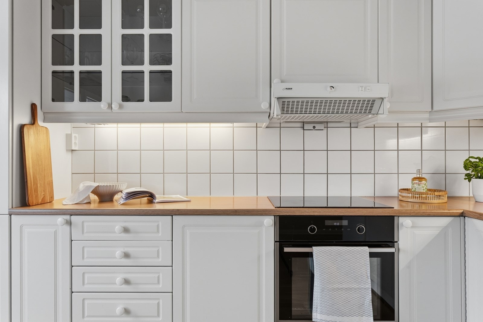 Kjøkkenet er utstyrt med integrerte hvitevarer som induksjonstopp og stekeovn. Galleribilde