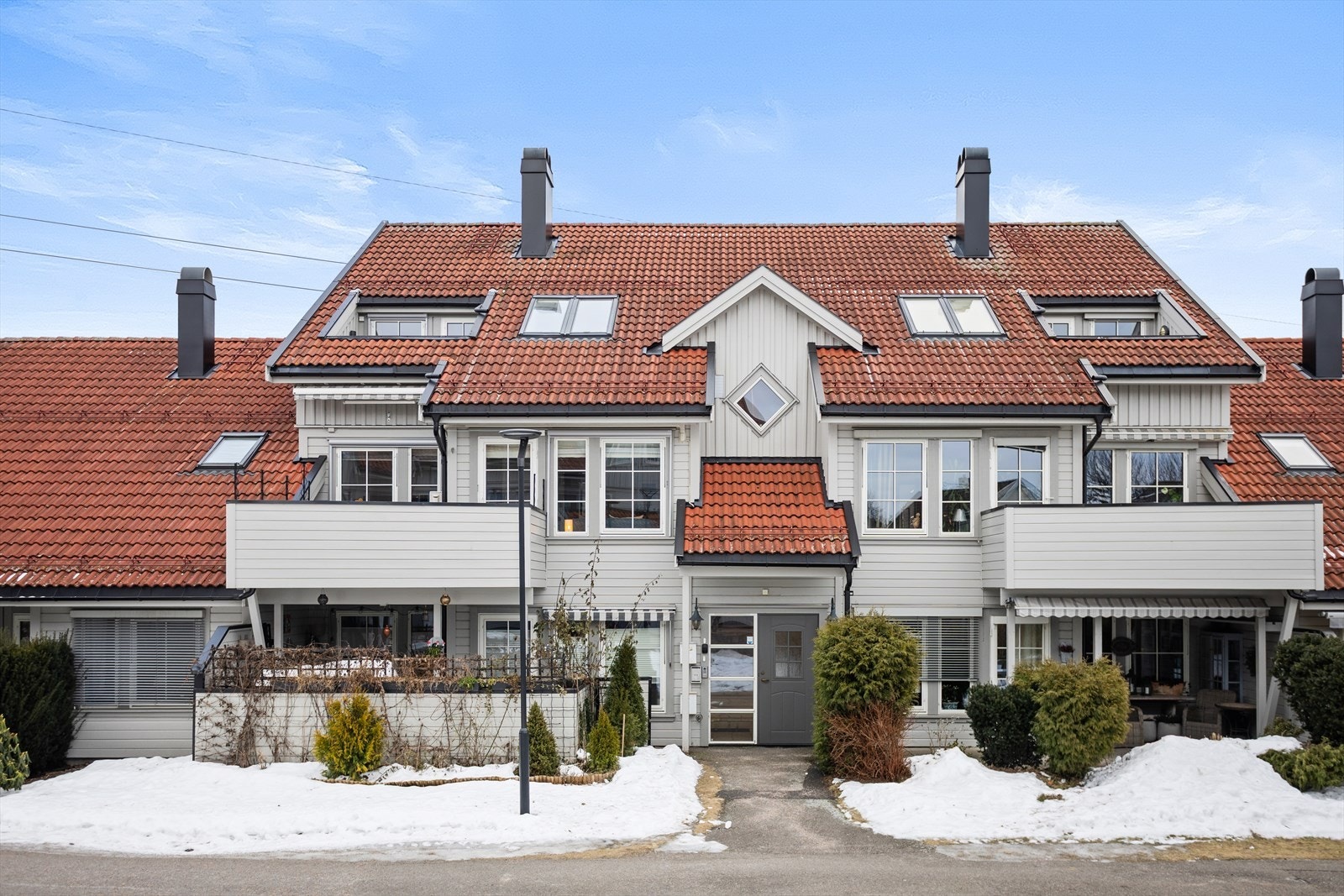 Velkommen til Døsserødveien 19! En flott andelsleilighet over to plan i Pilen Borettslag. Galleribilde