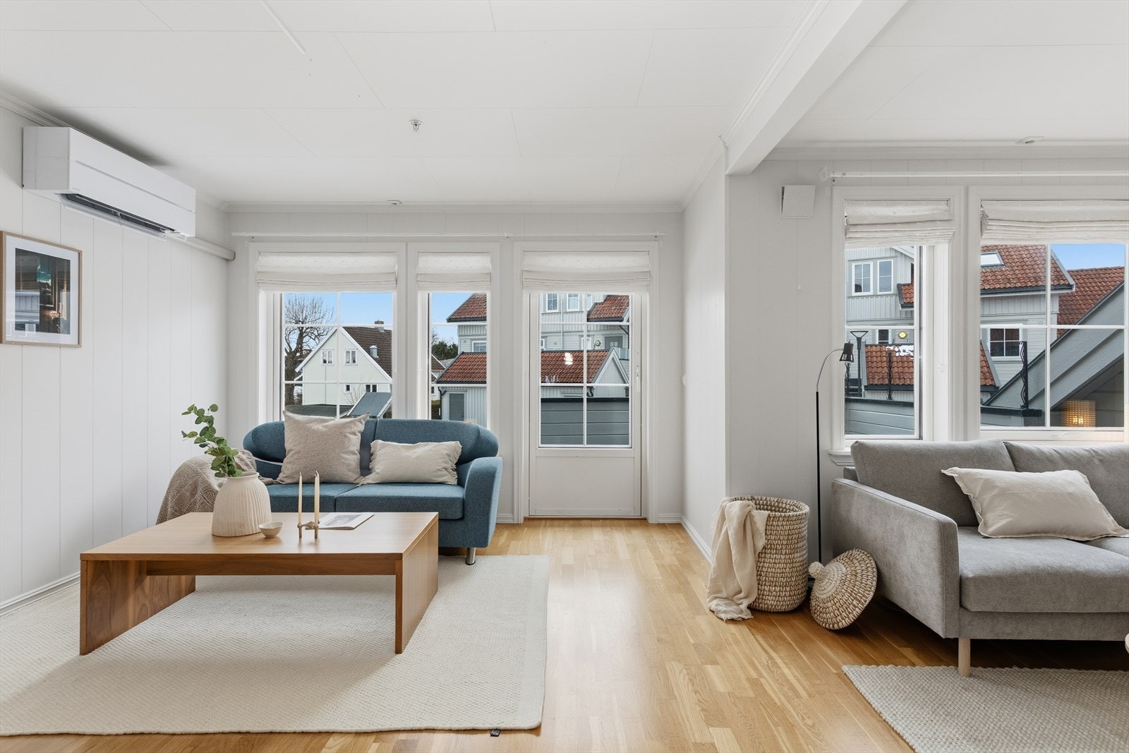 Fra stuen er det direkte utgang til en romslig balkong med plass til utemøblement. Galleribilde