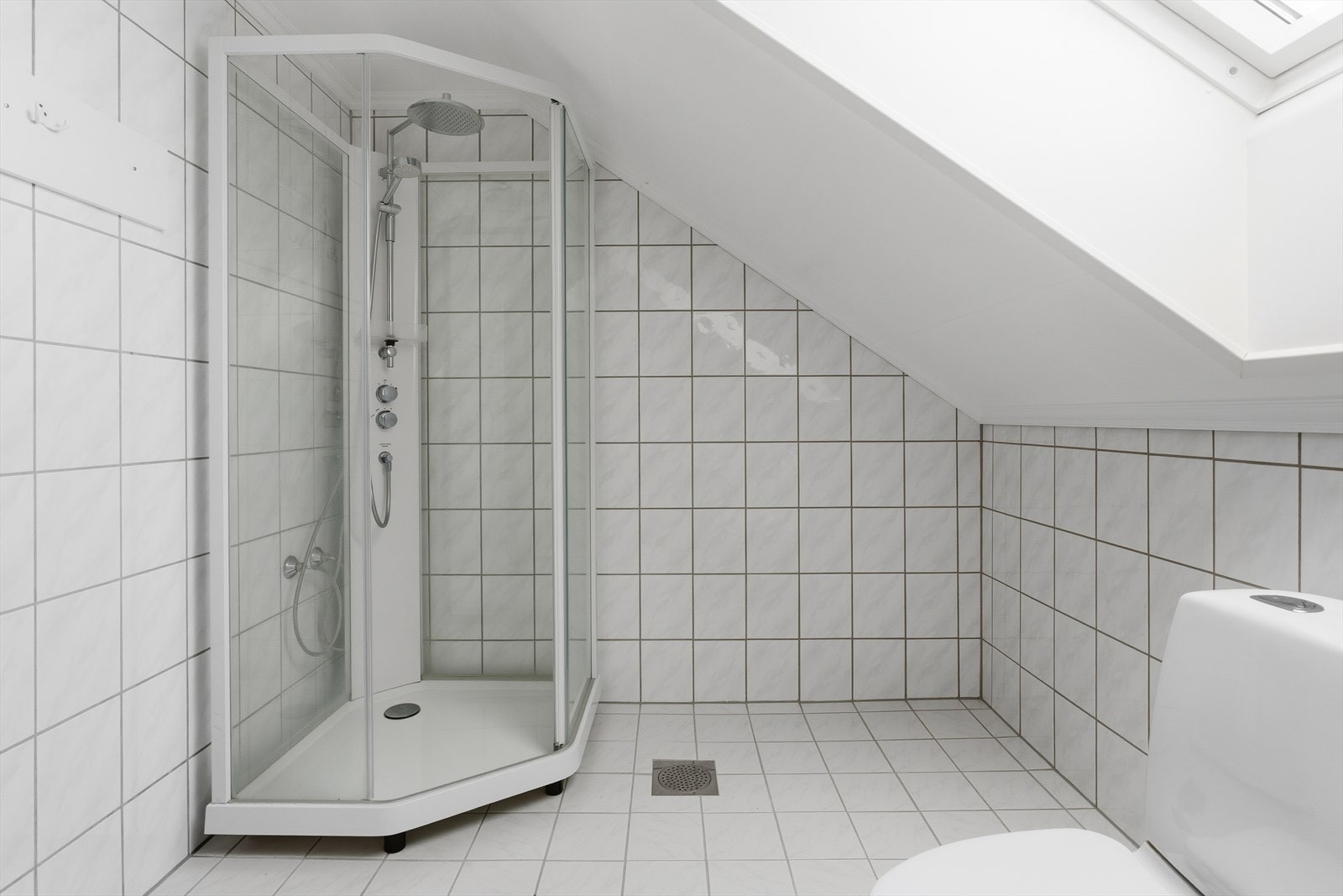 Badet er utstyrt med dusjkabinett, innredning og toalett. Det opplegg til vaskemaskin. Galleribilde