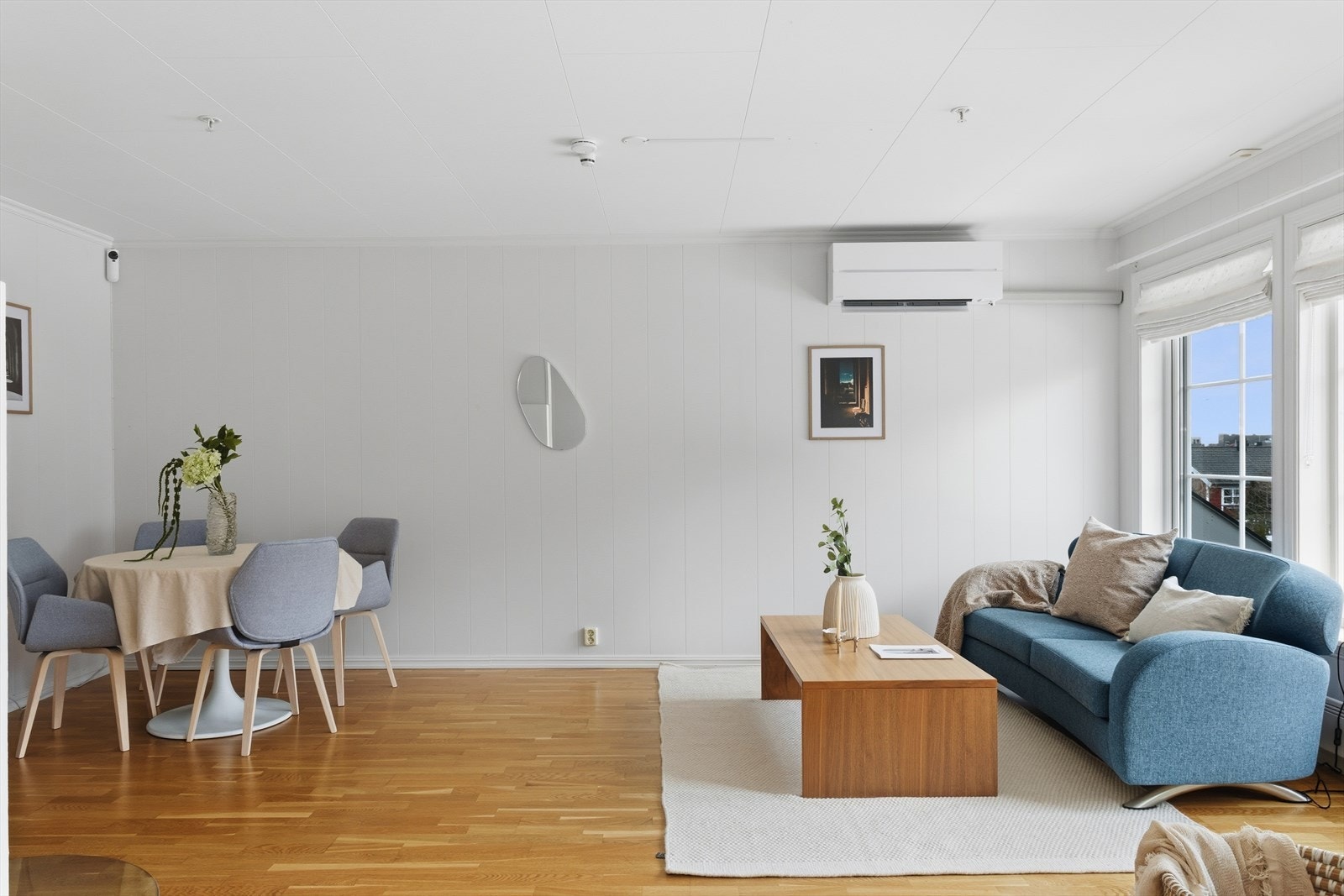 Stuen har god plass til spisebord og stoler. Galleribilde