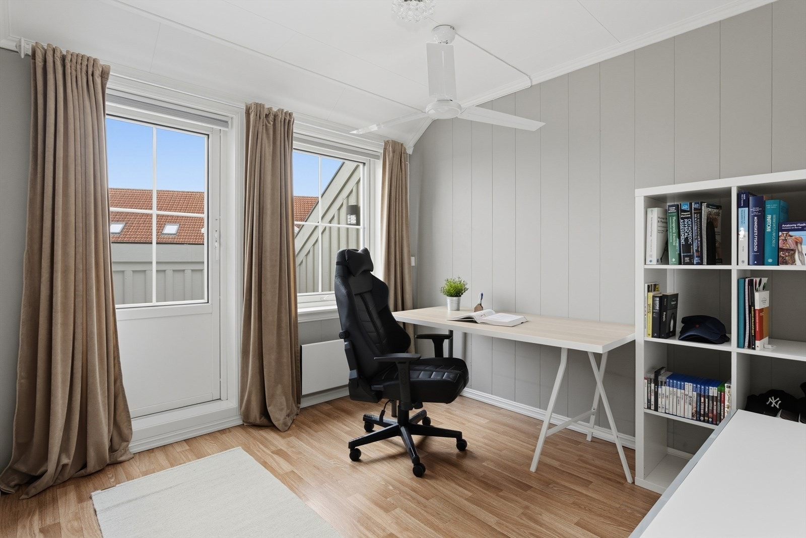 Det ene soverommet brukes i dag som kontor. Fra rommet er det direkte utgang til takterrassen. Det er montert elektrisk screen på utsiden. Galleribilde