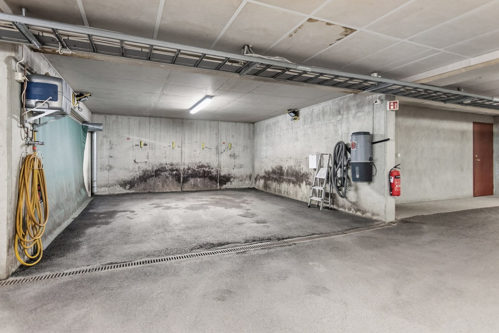 I garasjeanlegget kan du både vaske, spyle og støvsuge bilen. Det er også knagger til å henge opp matter for vask, svært praktisk! Galleribilde