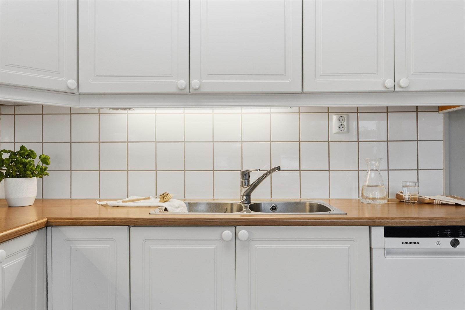 Over benkeplaten er det flislagt, noe som gir et praktisk og pent uttrykk. Galleribilde