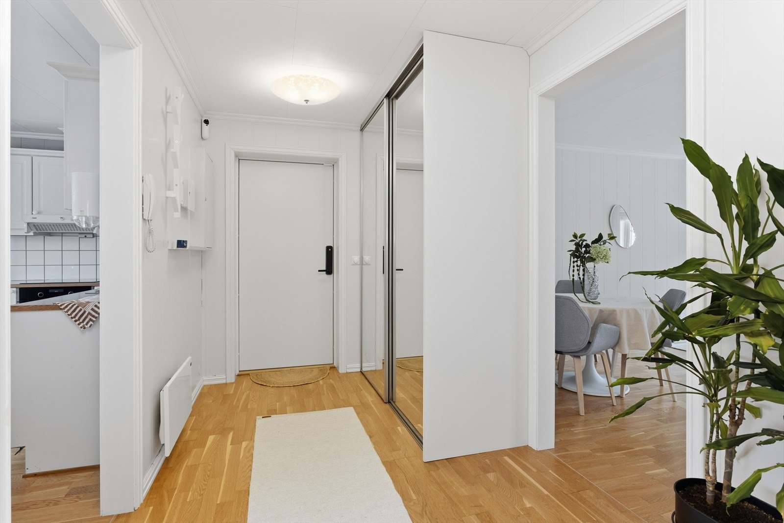 I gangen er det plass til å henge fra seg jakker og sette fra seg sko. Her finner du også en praktisk skyvedørsgarderobe for oppbevaring. Galleribilde