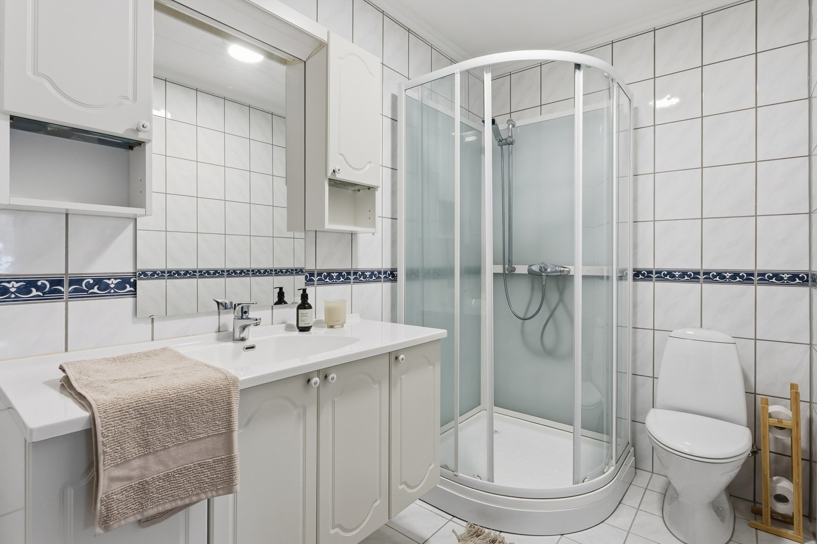 Leiligheten har to bad, begge med flislagte vegger og gulv, samt gulvvarme. Badet er utstyrt med dusjkabinett, toalett og baderomsinnredning. Galleribilde