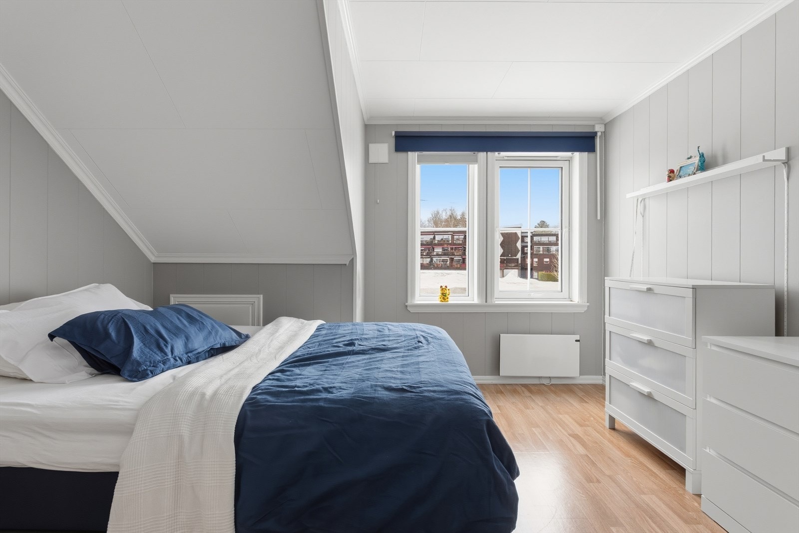 Vinduene på soverommet slipper inn rikelig med naturlig lys. Galleribilde