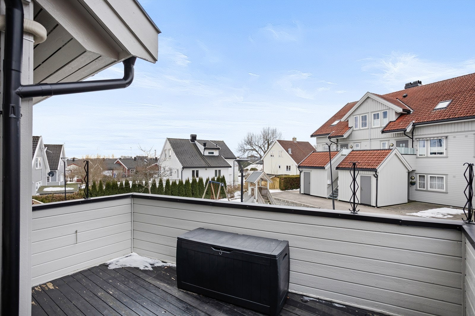 På balkongen er det plass til en hyggelig spisegruppe. Galleribilde