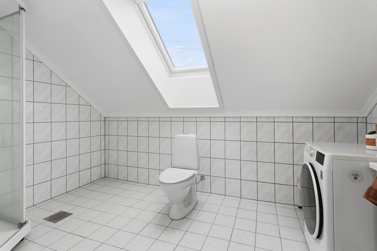 Lyst og innbydende bad med god plass. Galleribilde