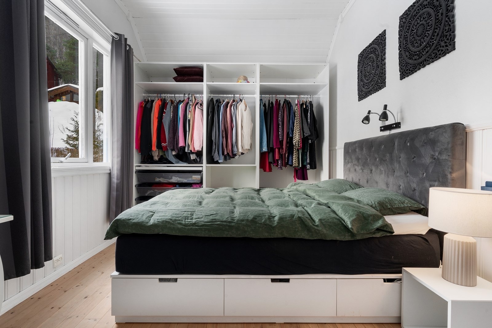 Hovedsoverom har plass til dobbeltseng og nattbord. Godt med skap til oppbevaring. Galleribilde