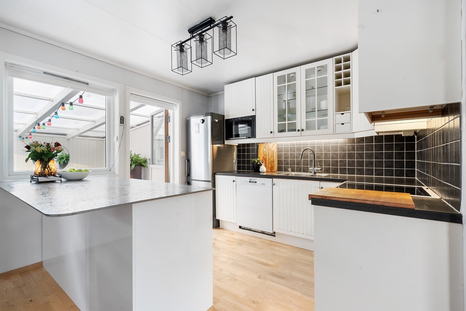 Kjøkkenøyen er fra 2019 med plass til to bar stoler. Galleribilde