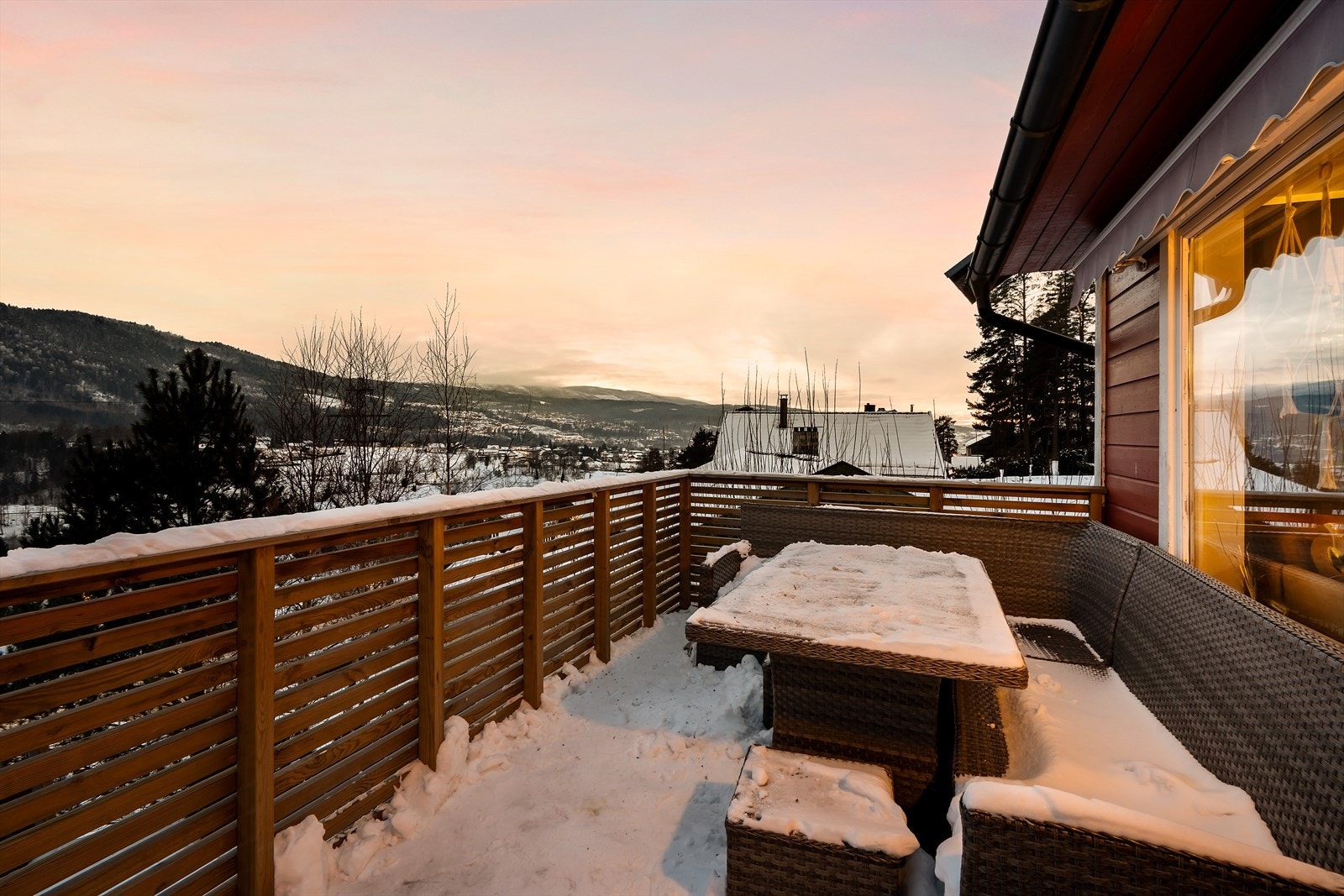 Eiendommen ligger med utsikt mot elva og omkringliggende områder. Galleribilde