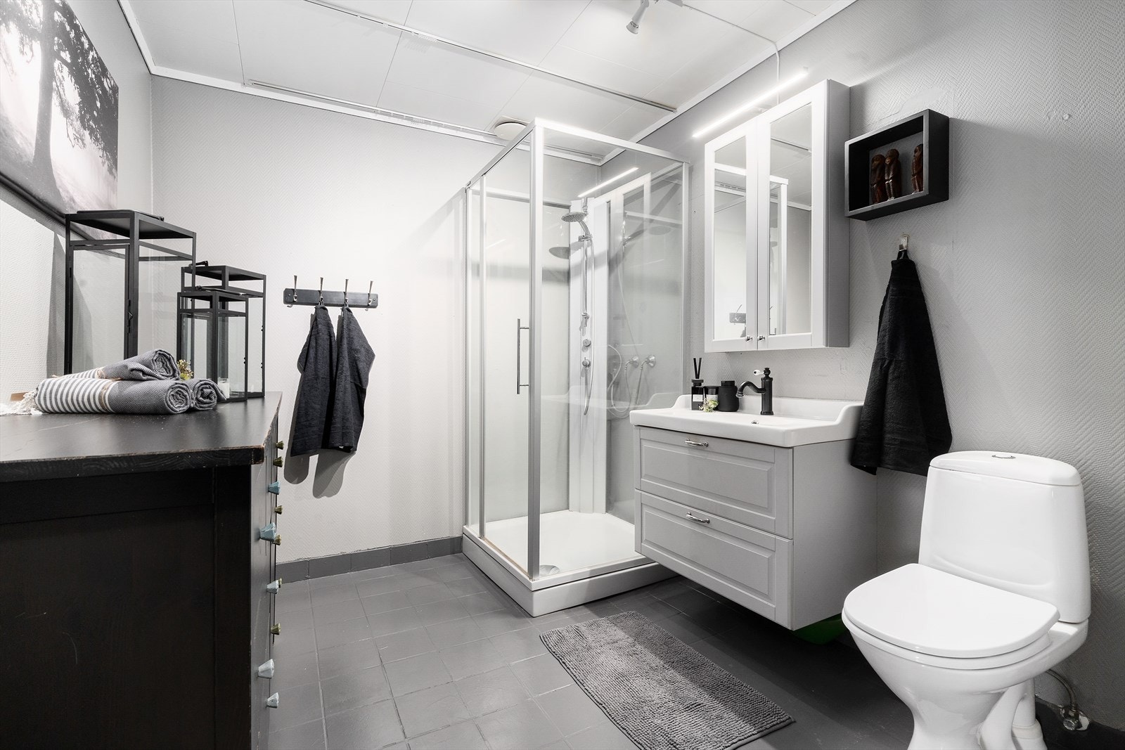 Badet har er innredet med servant og overskap, klosett og dusjkabinett. Galleribilde