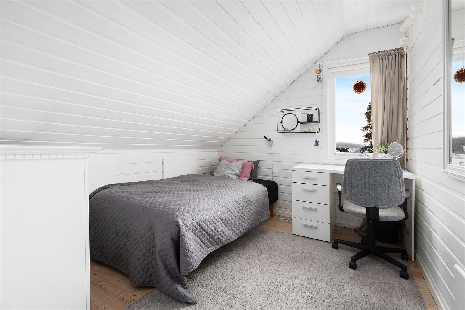 Loftetasjen er innredet med to soverom, mens det kun fremkommer ett soverom på godkjente tegninger av loftsetasjen. Galleribilde