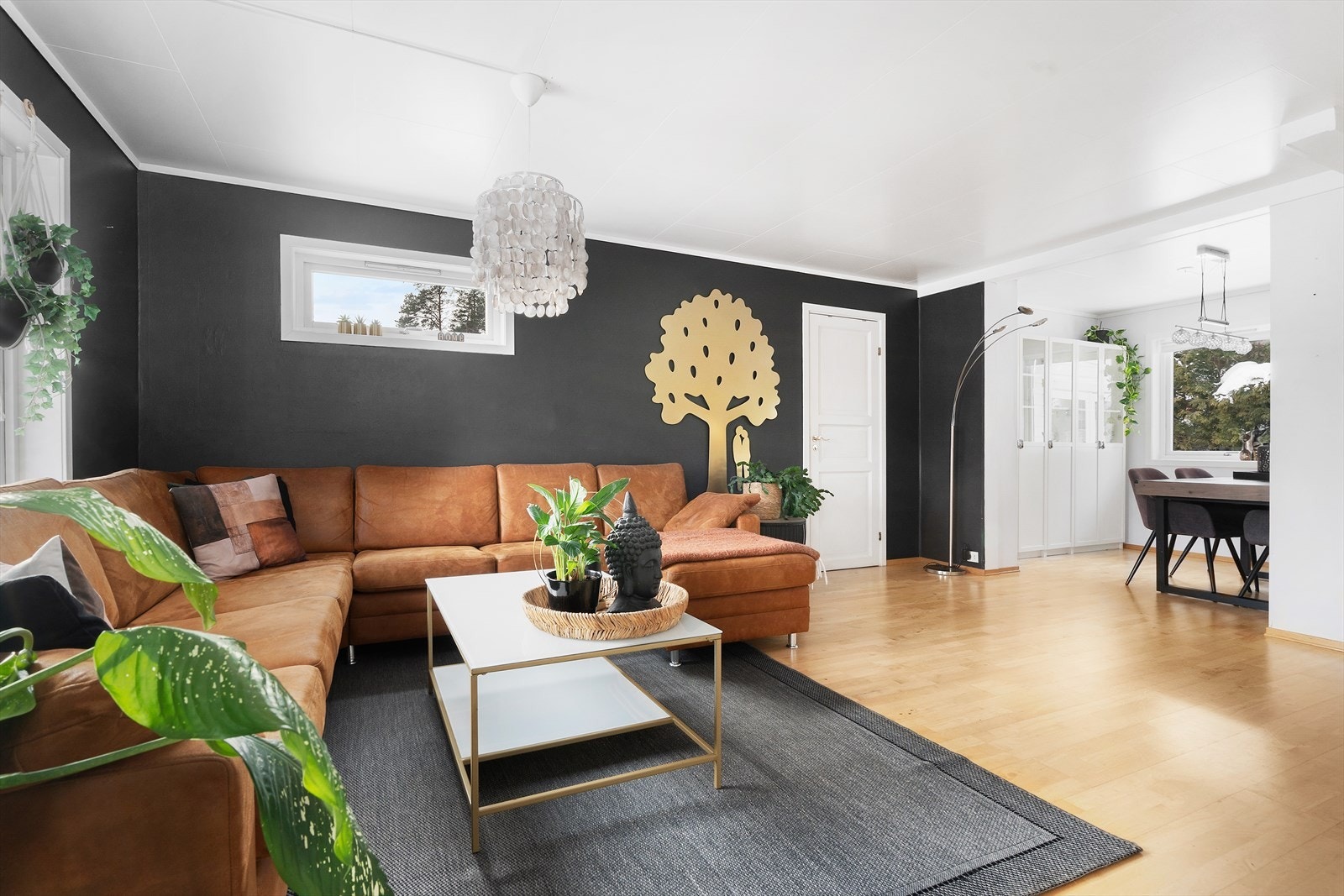 I stuen gir vinduene et naturlig lys inn i rommet. Galleribilde