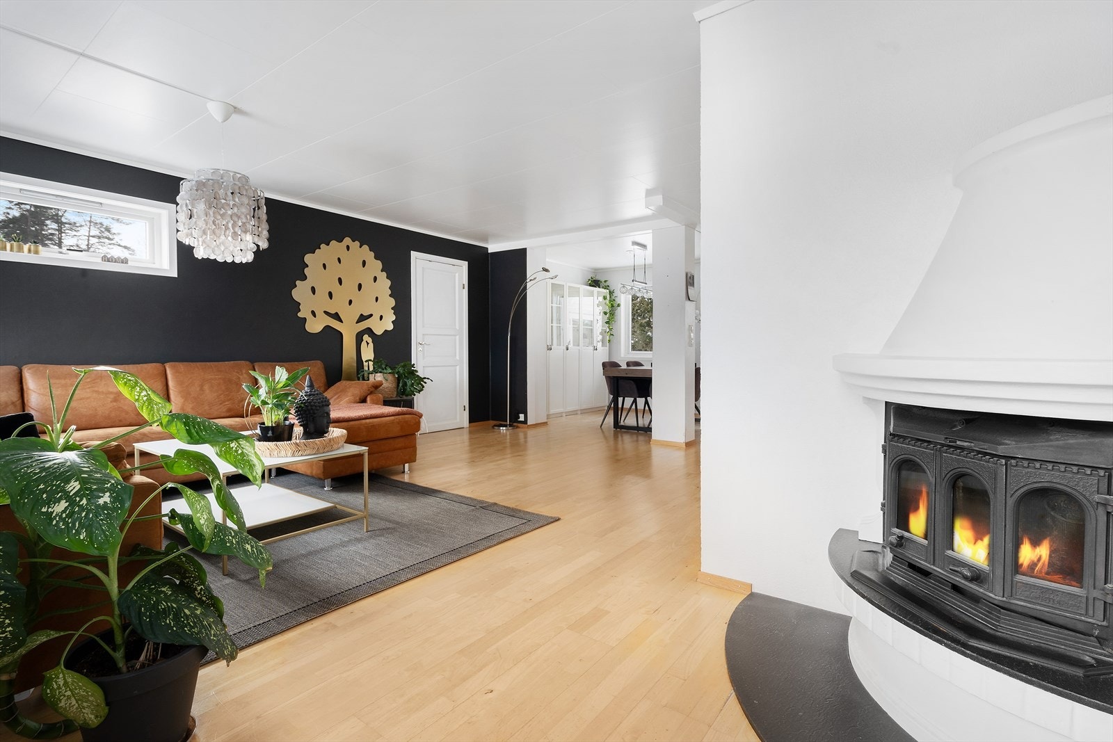 Romslig stue med en peis i stuen som varmer godt på kalde dager. Galleribilde