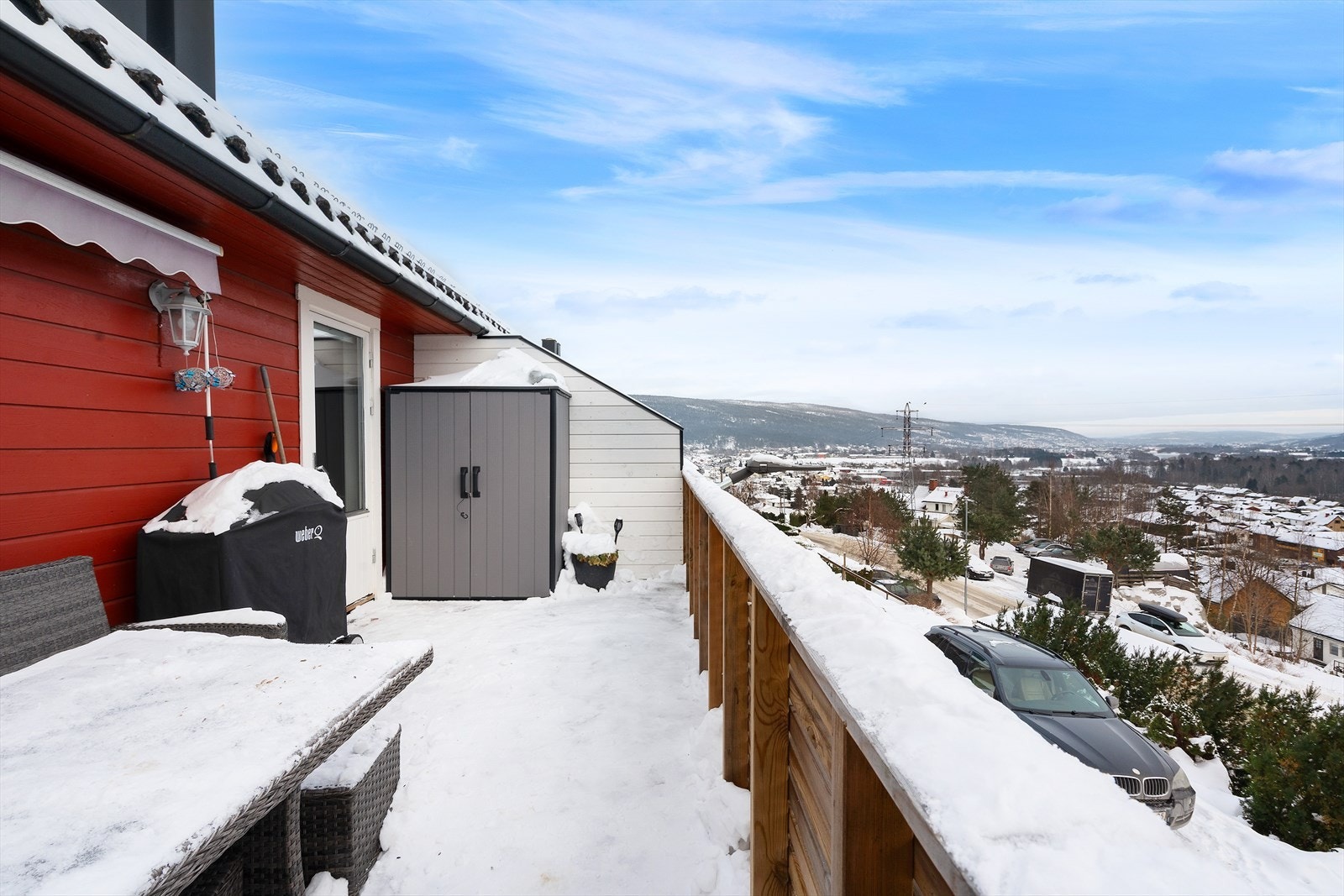 Terrassen har en praktisk bod til stol puter. Det er plass til sofa og bord. Galleribilde