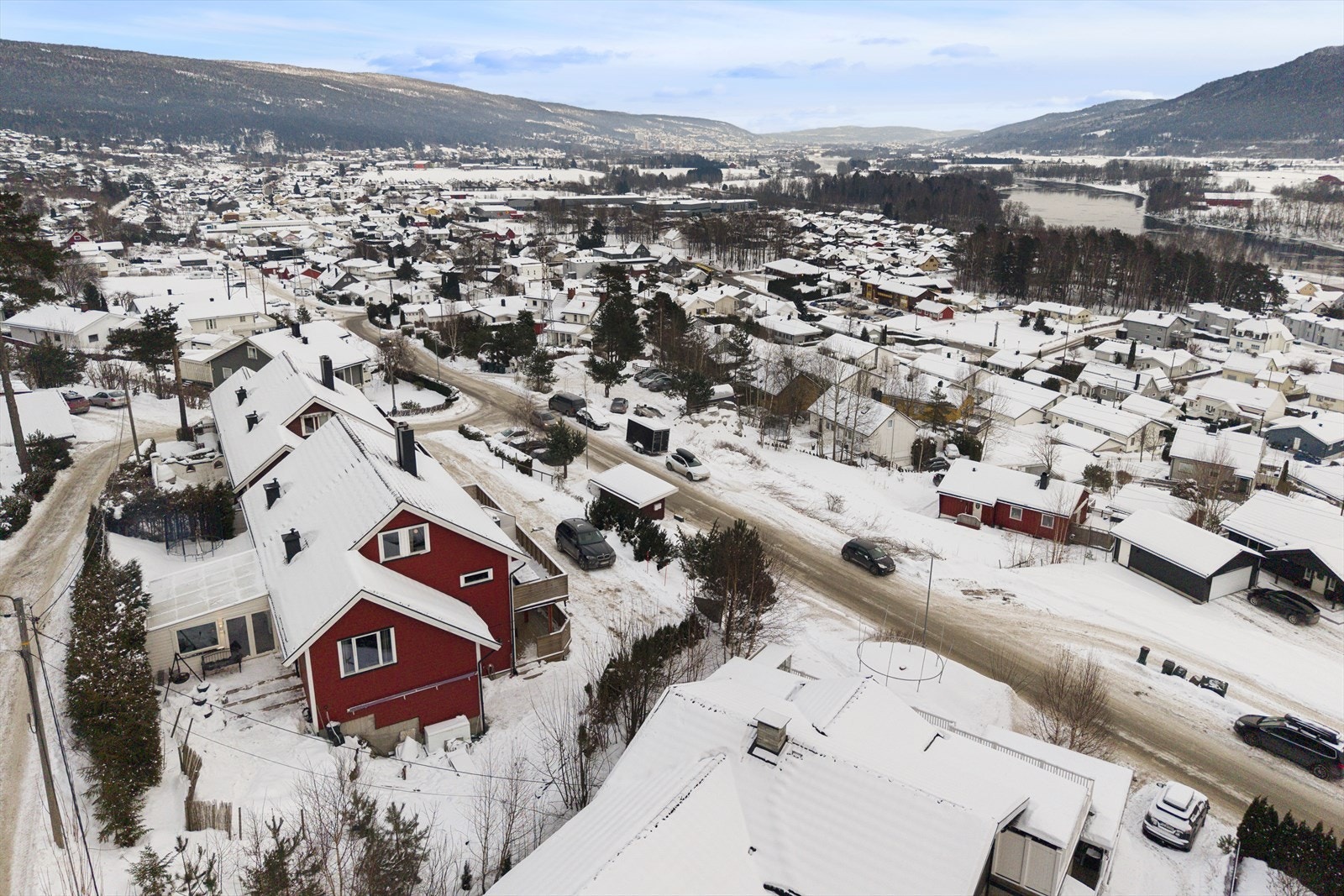 Gangavstand til Solberg SK idrettsanlegg med fotballbaner, kunstis skøytebane og idrettshall. Solberg SK har gode idrettstilbud som, fotball, bandy, allidrett . Galleribilde