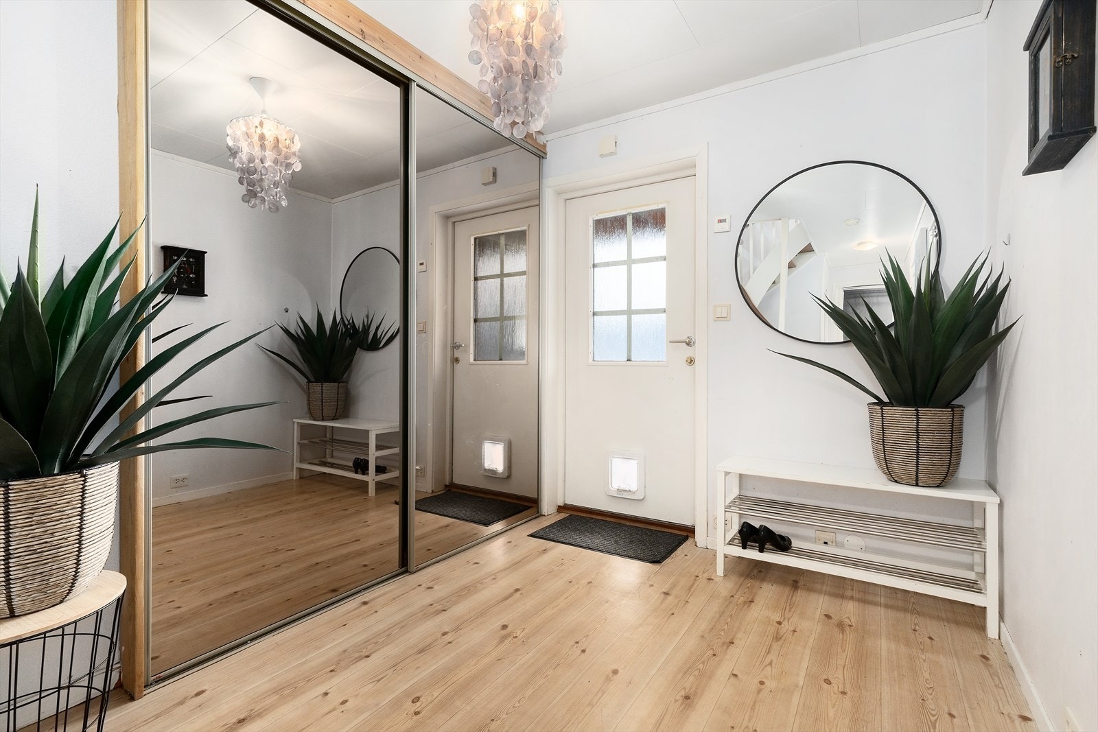 Velkommen inn til en skyvedørsgarderobe hvor det er god plass til å henge fra seg yttertøy. Galleribilde