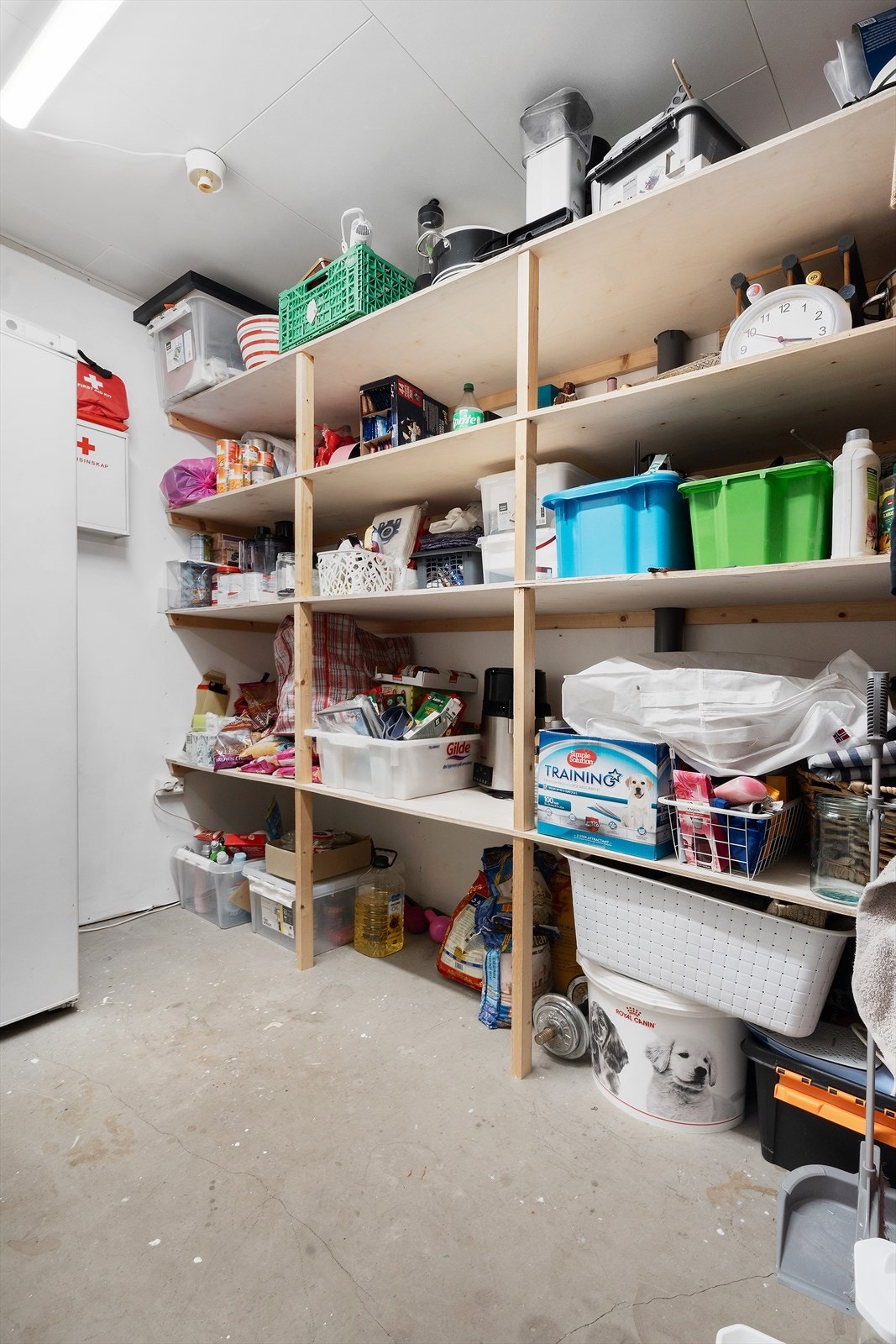 Praktisk bod med hyller. Galleribilde