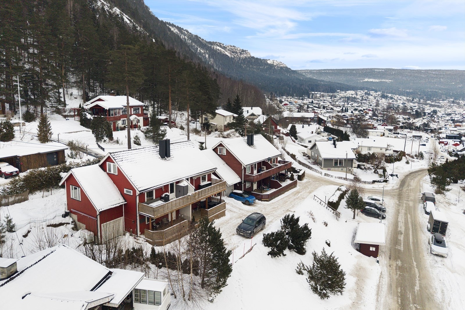 Halvpart av tomannsbolig beliggende i rolig blindgate. Flott utsikt. Galleribilde