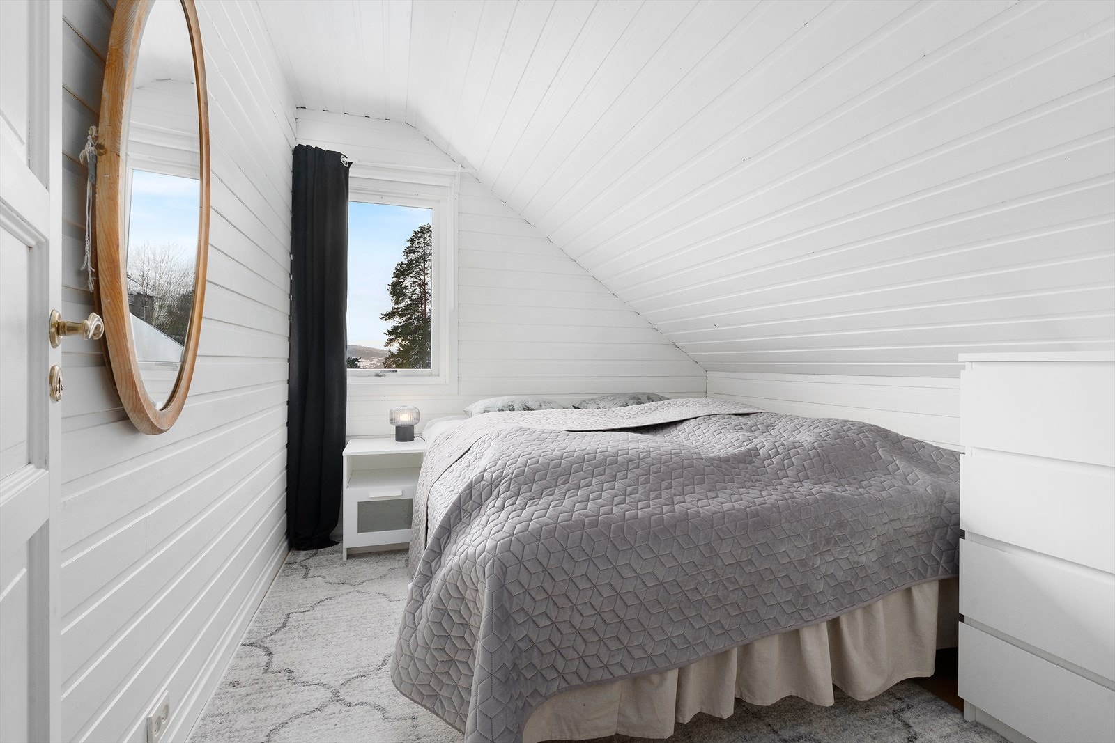 Loftetasjen er innredet med to soverom, mens det kun fremkommer ett soverom på godkjente tegninger av loftsetasjen. Galleribilde