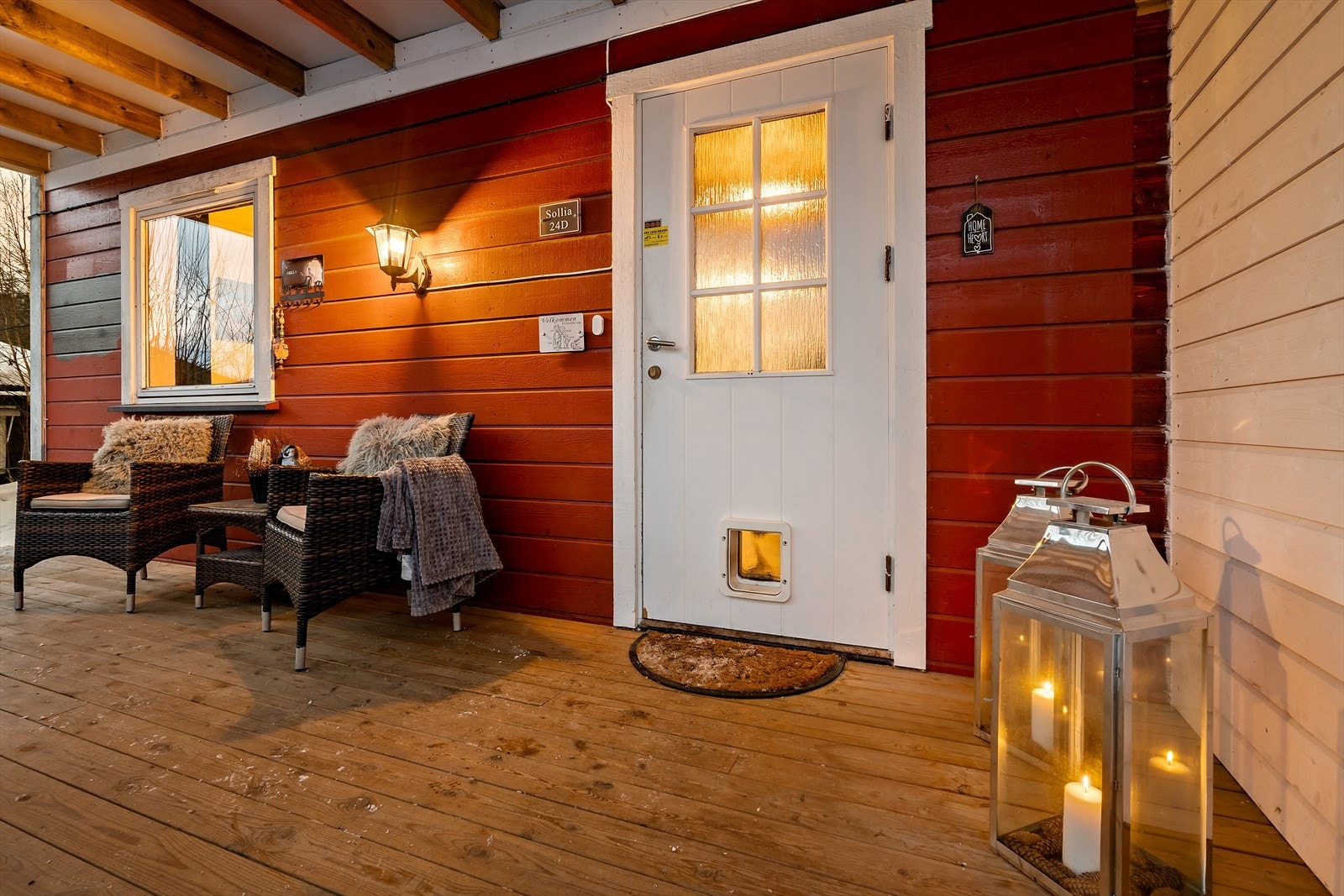 Overbygget inngangsparti ønsker deg velkommen. Galleribilde