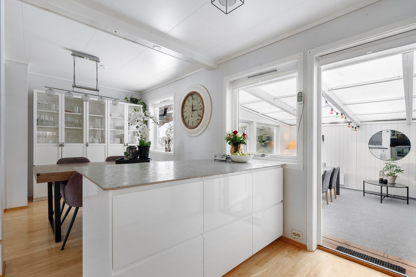 Kjøkkenøyen har godt med skuffer til oppbevaring. Galleribilde