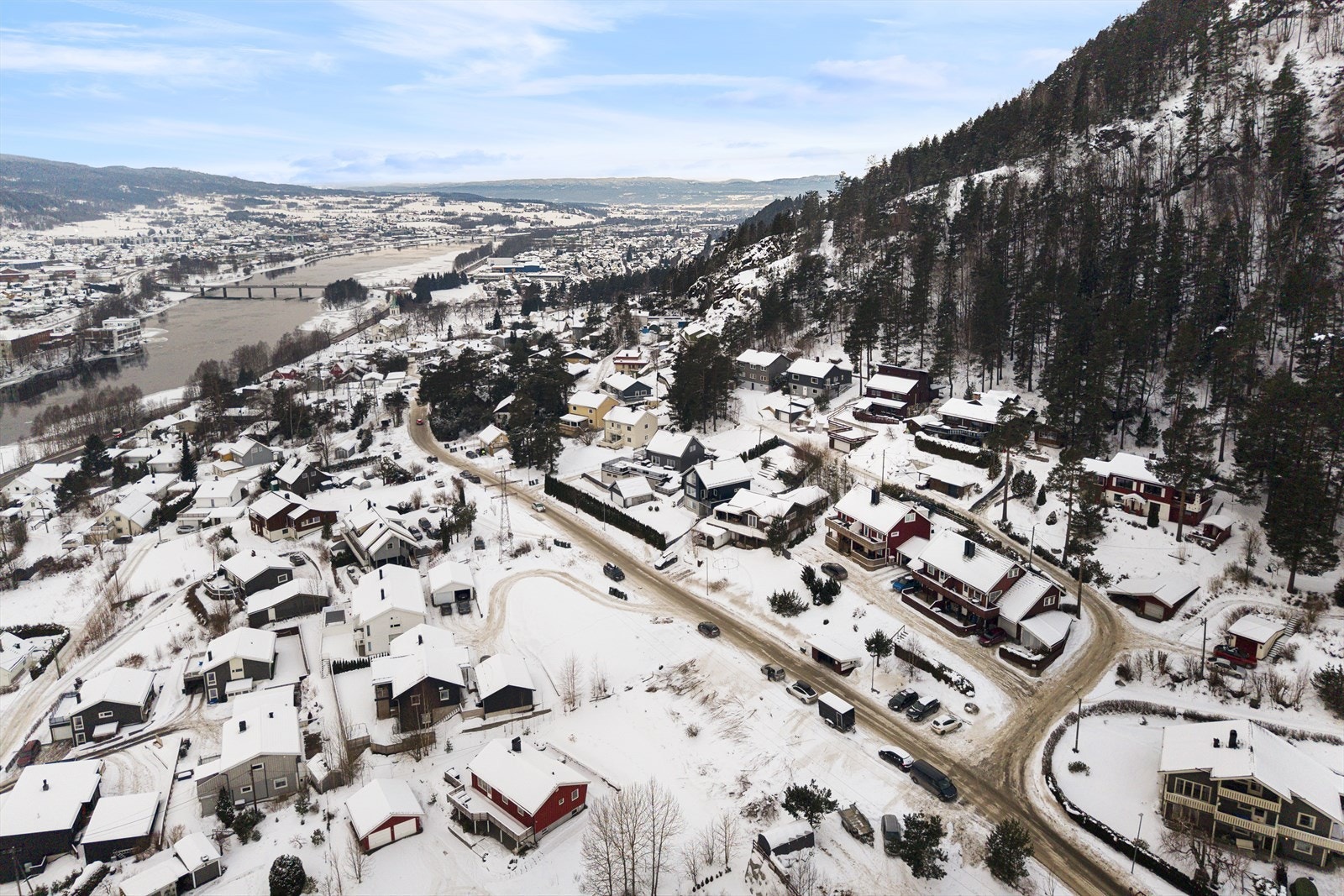 Kort vei til Krokstadelva med bla. tennisbaner, svømmehall, Eknes idrettshall, og Buskerud storsenter. Galleribilde