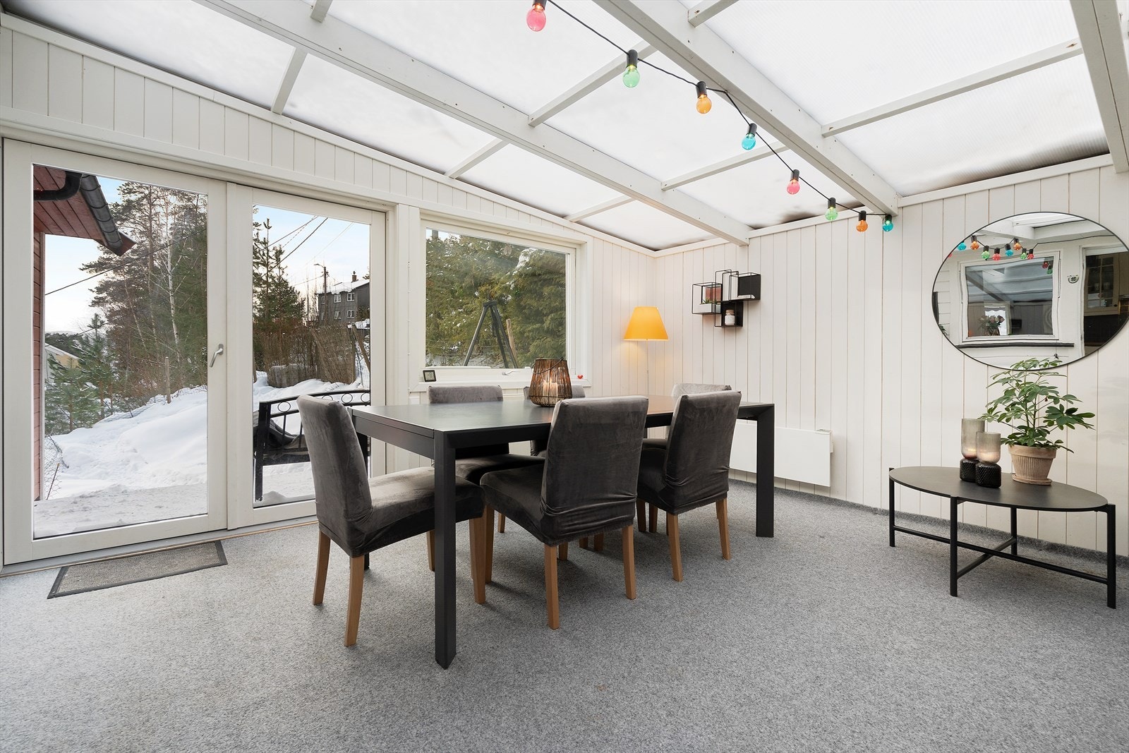 Hagestue med store dører ut til hagen. Galleribilde