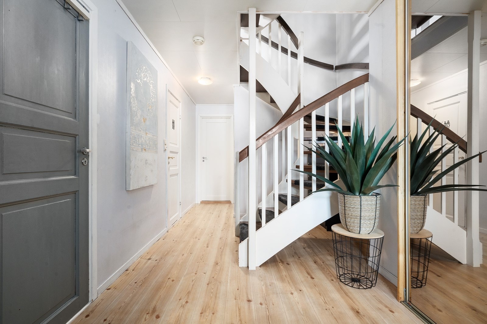 Fra gangen er det trapp opp til 1. etasje. Galleribilde