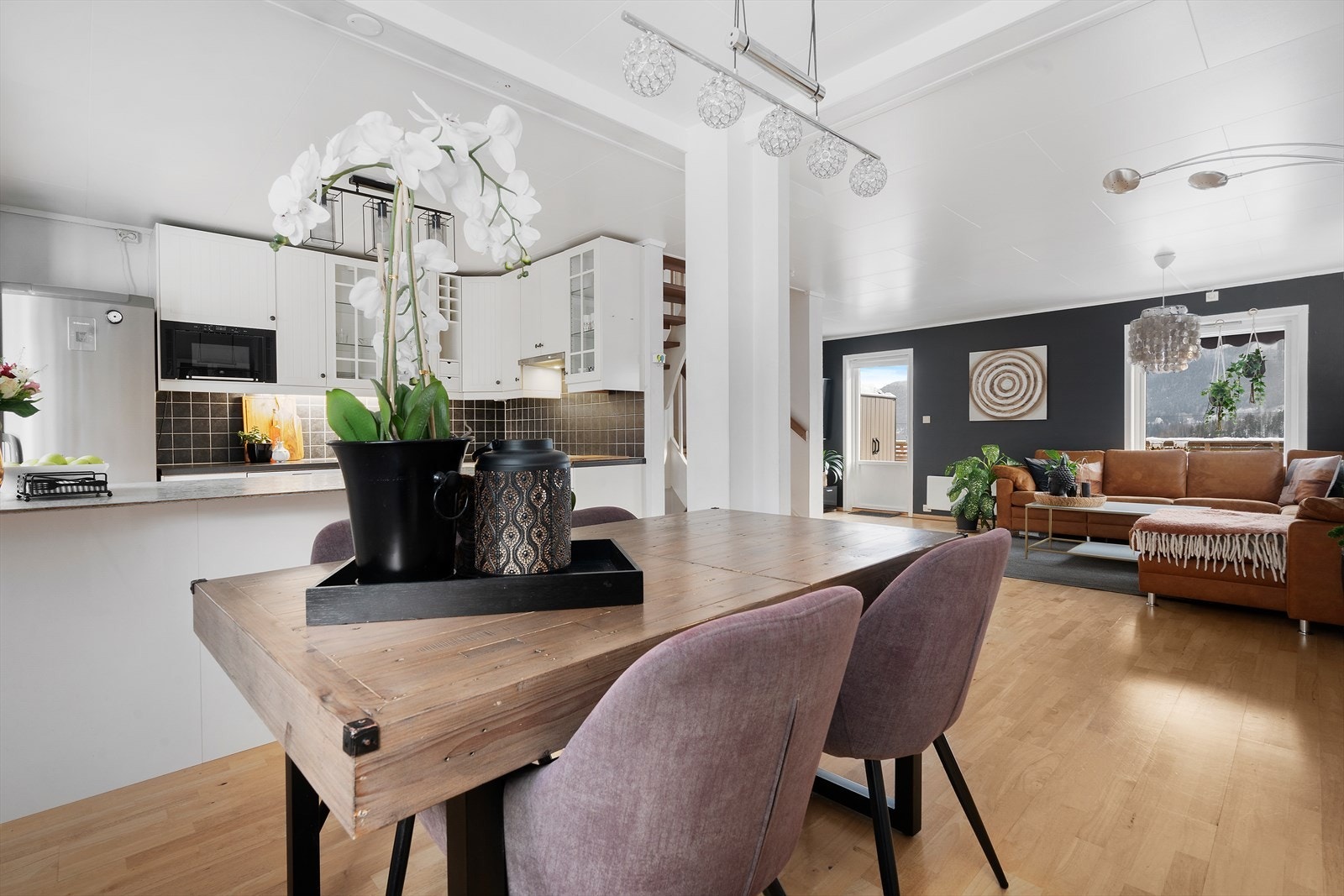 Åpen og fin løsning mellom kjøkken og stue. Galleribilde