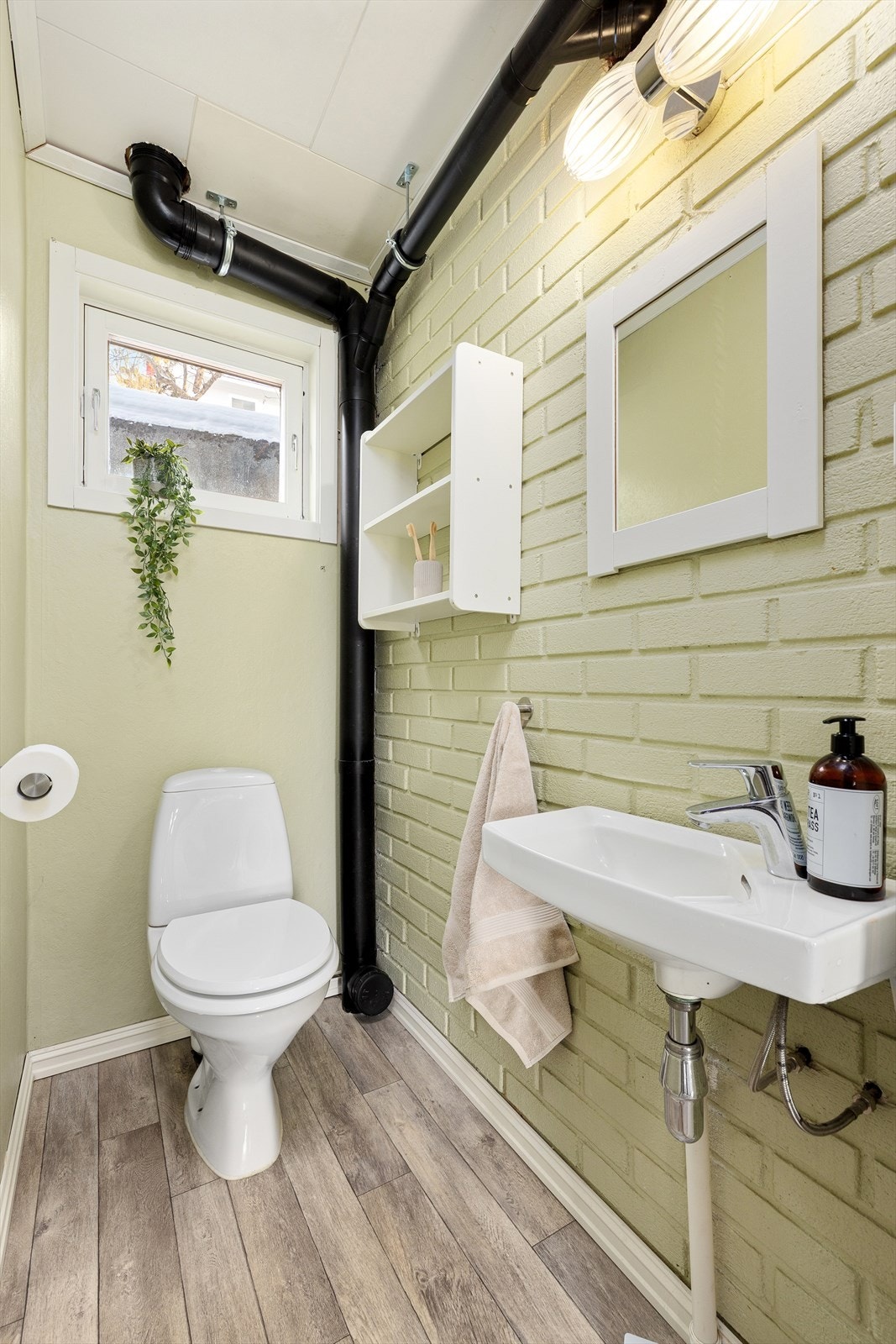 WC-rom i underetasjen. Her er det også varmekabler i gulv. Galleribilde