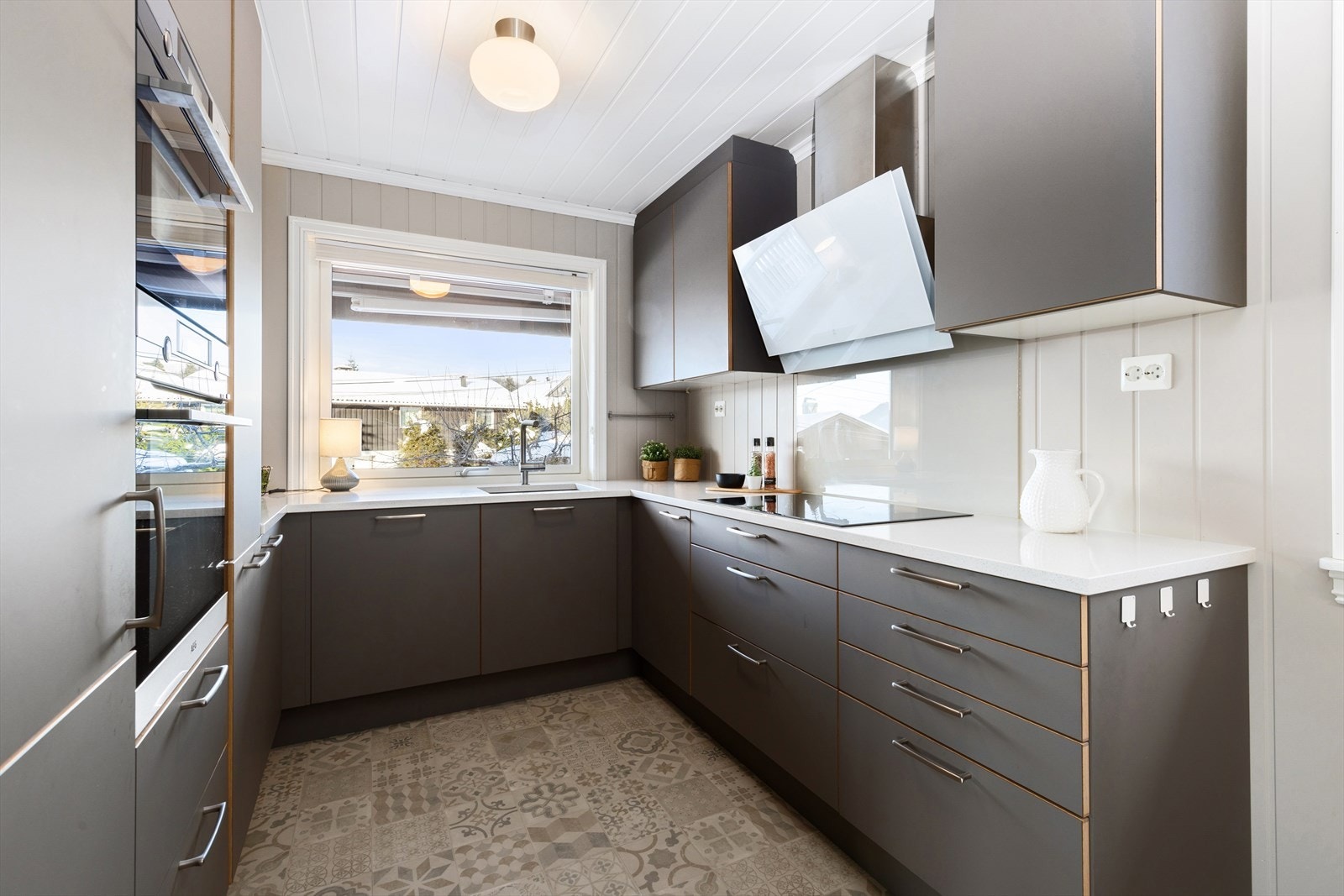 Integrerte hvitevarer som stekeovn, kombinert stekeovn/micro, platetopp, oppvaskmaskin og kjøleskap. Galleribilde