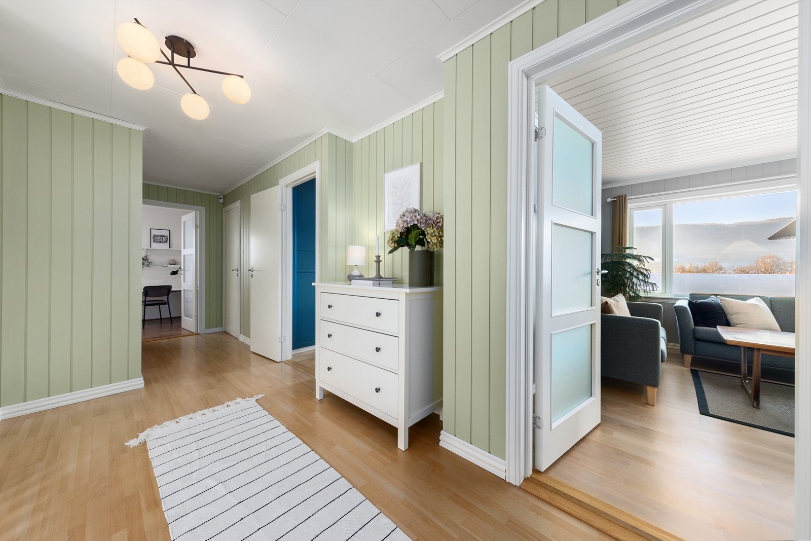 I etasjen finner vi stue, kjøkken, bad, vaskerom, wc-rom og 3 soverom. Galleribilde