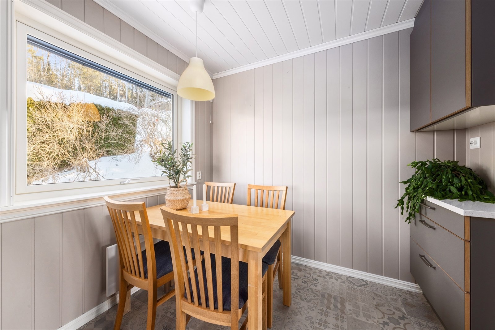 Det er også anledning for å ha et frokostbord i rommet. Galleribilde